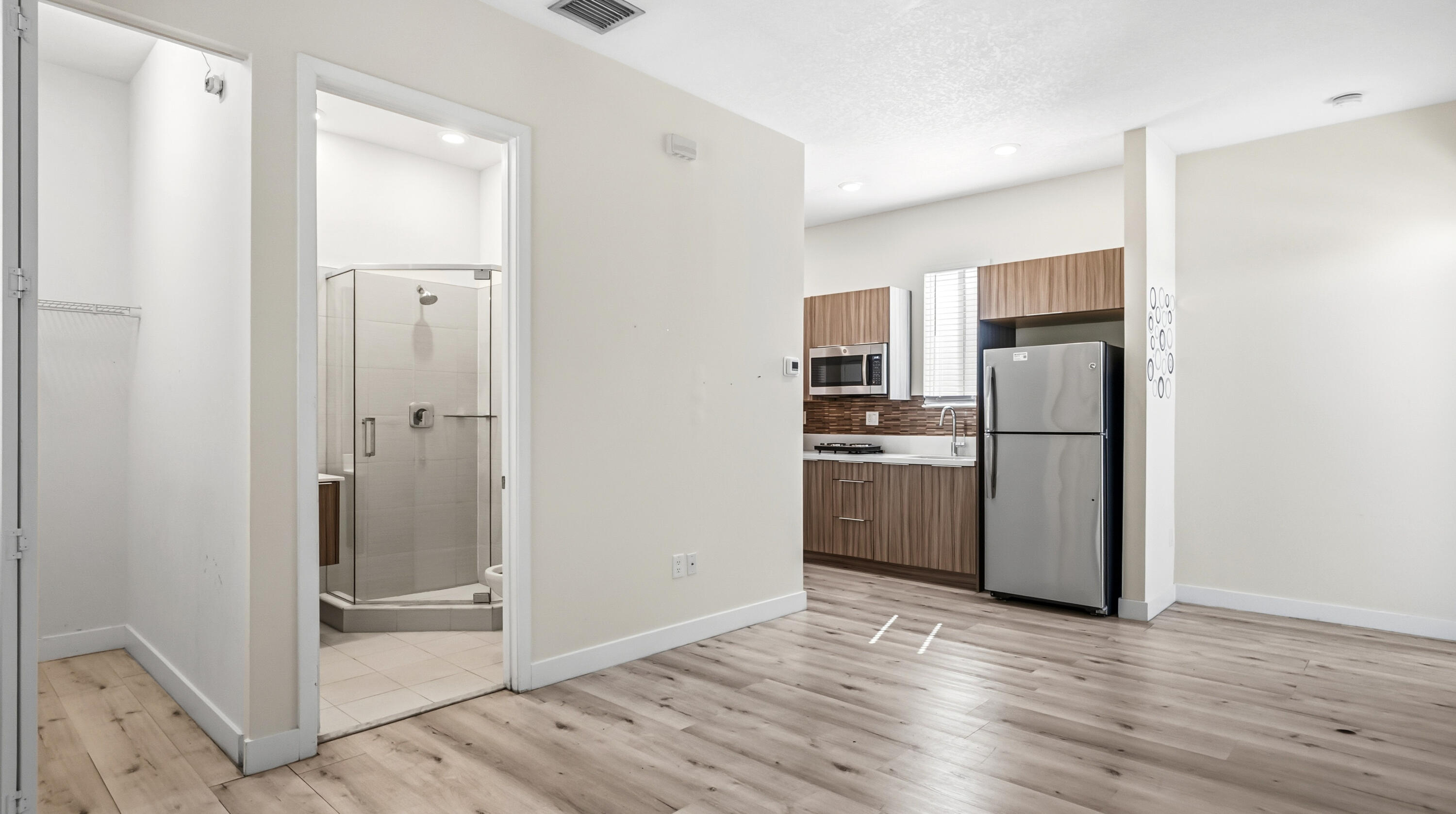 LANDMARK AT DORAL CENTRAL - Residential Lease
