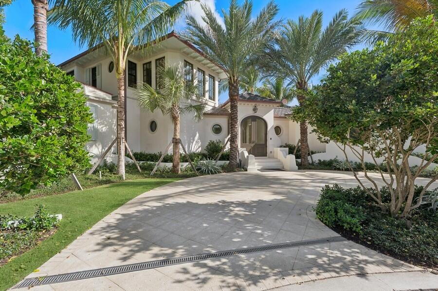Superb rare location, master suite on main floor, three car garage, high end finishing and upgrades- a stunning home with rich landscaping and unique floor plan which makes the most of this oversized cul-de-sac lot on a beautiful in-town street- minutes to everything. Custom built with plank oak and marble flooring, high end appliances and finishes on a quiet location adjacent to waterfront mansions-access to garage via private alleyway. Bring your most demanding prospects.