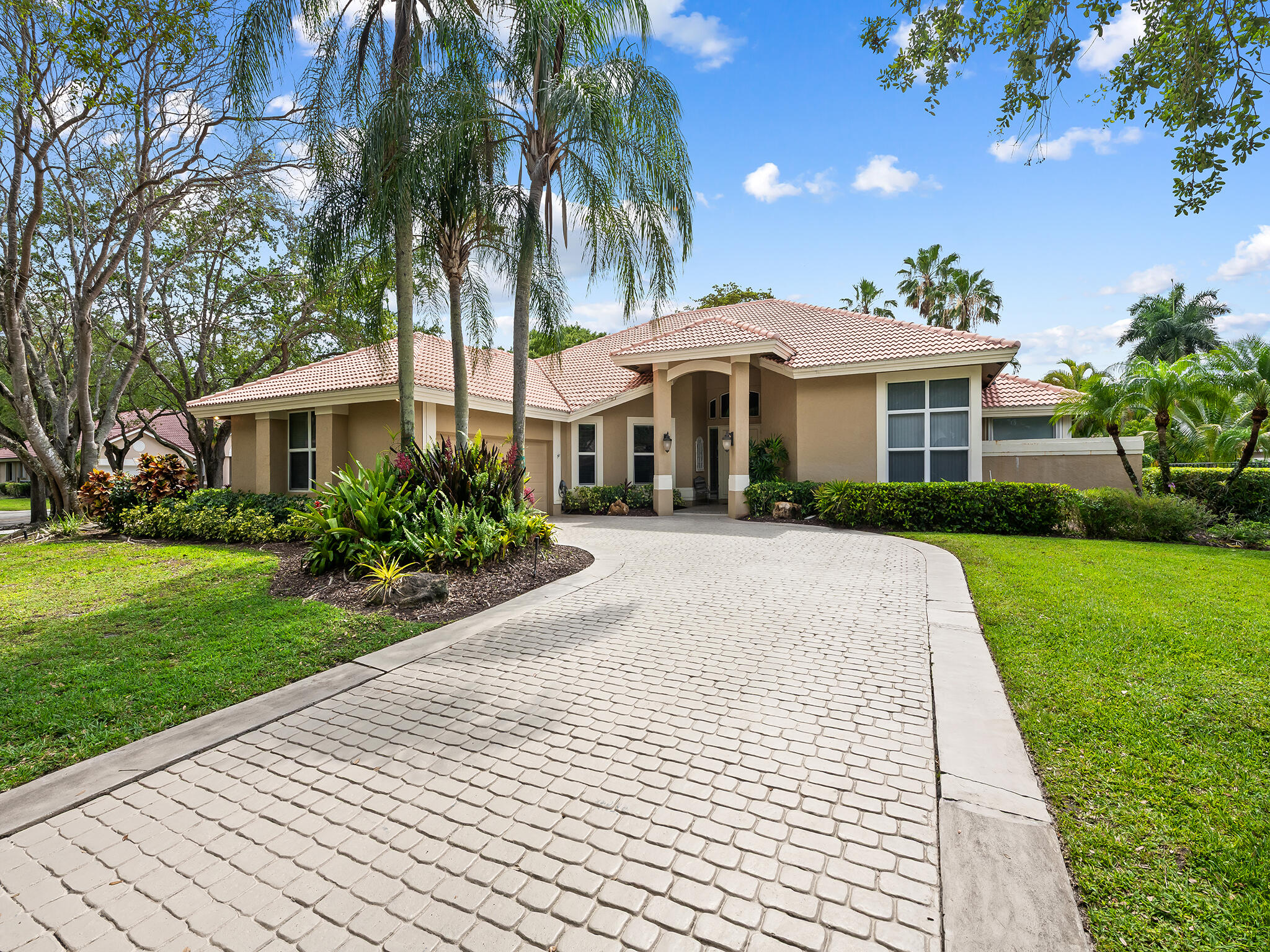 TEQUESTA LAKES - COUNTRY ISLES - Residential