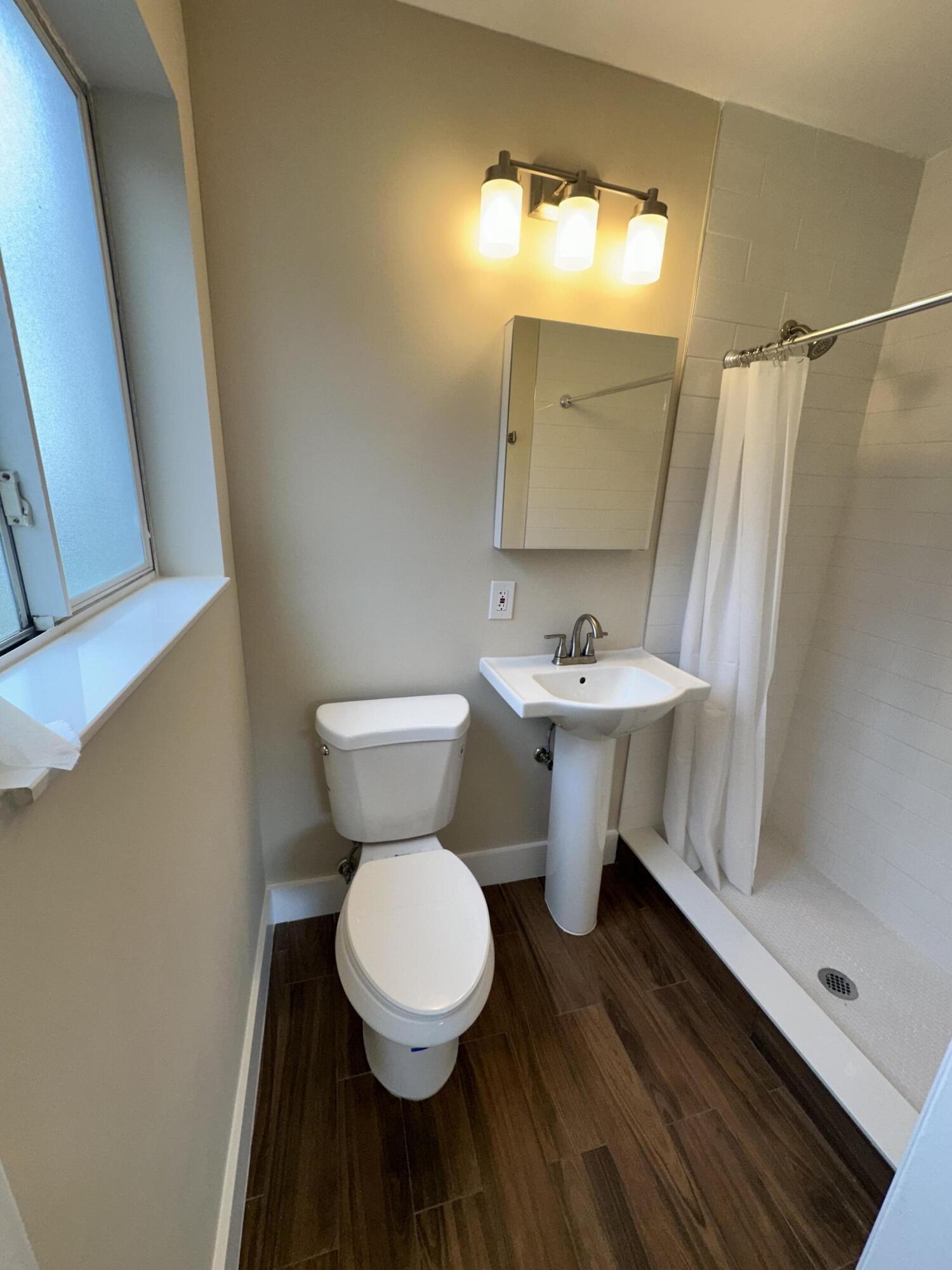 LLOYD ESTATES - Residential Lease