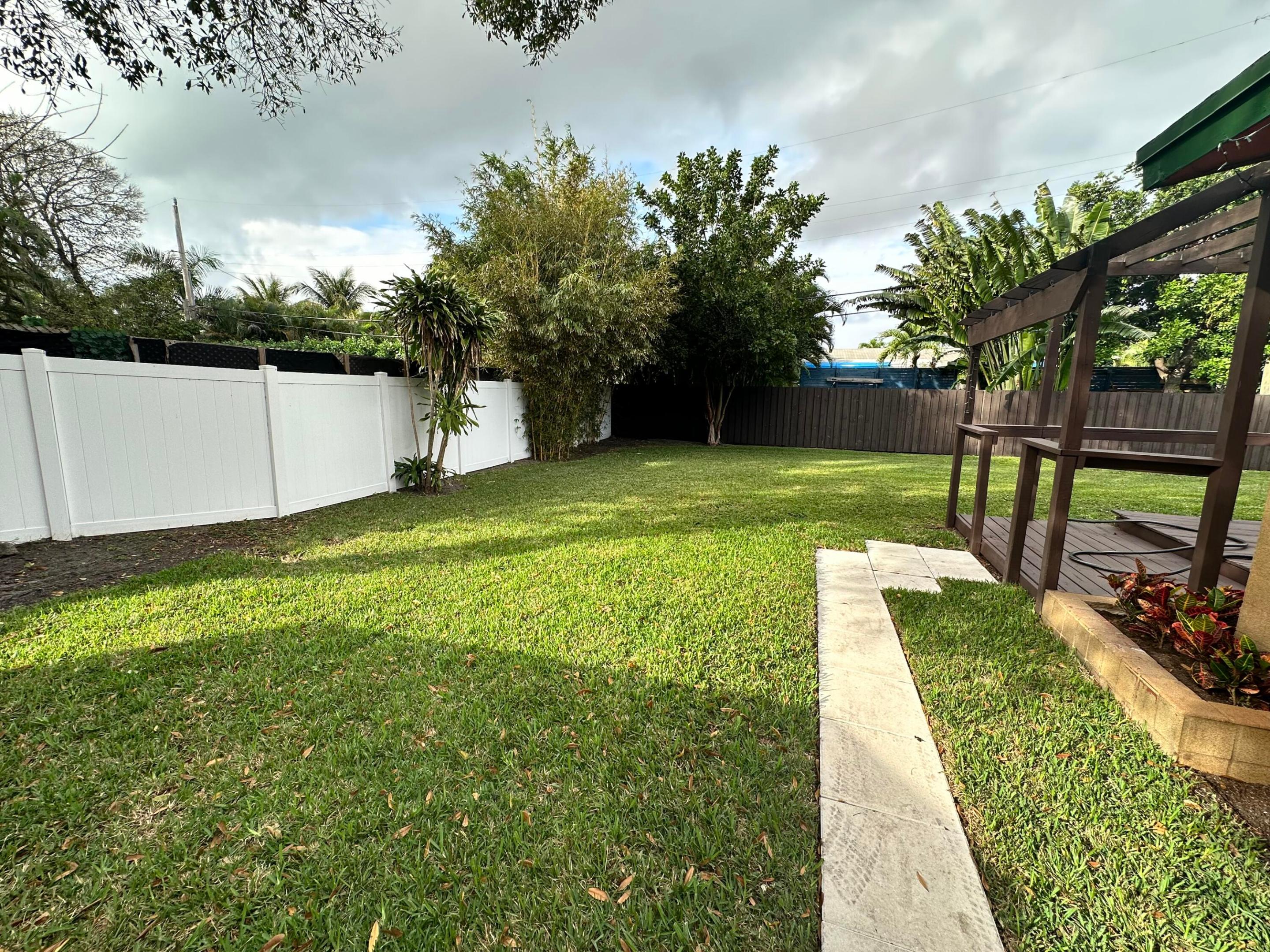 LLOYD ESTATES - Residential Lease