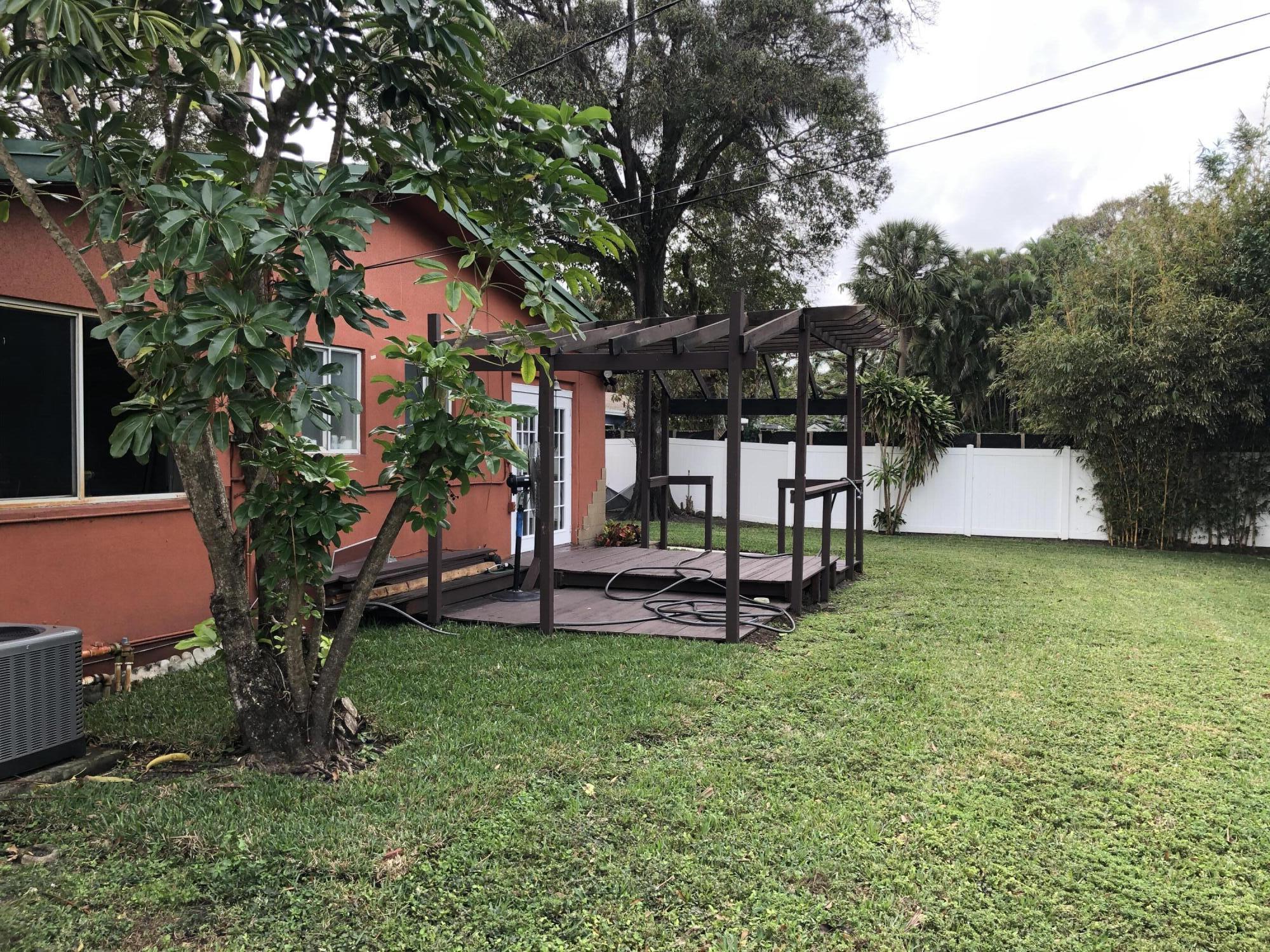 LLOYD ESTATES - Residential Lease