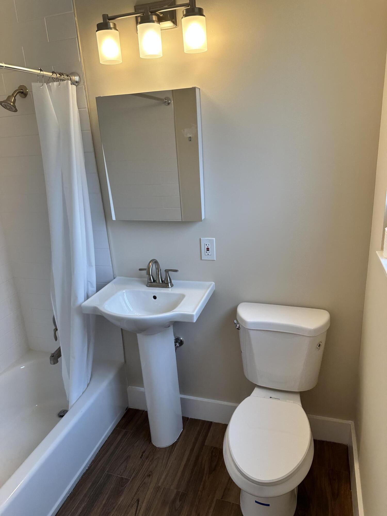 LLOYD ESTATES - Residential Lease