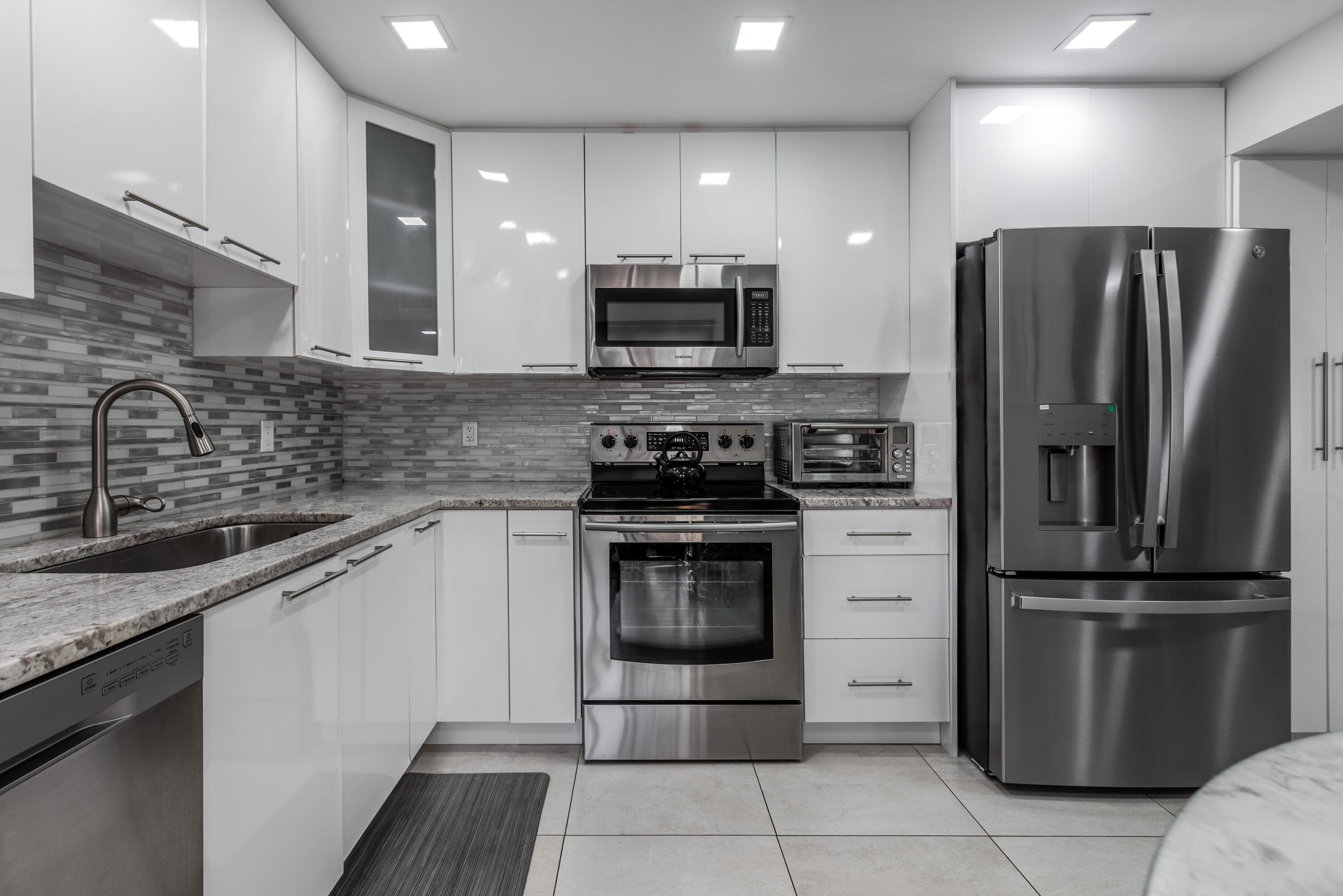 GLENEAGLES CONDO I - Residential Lease