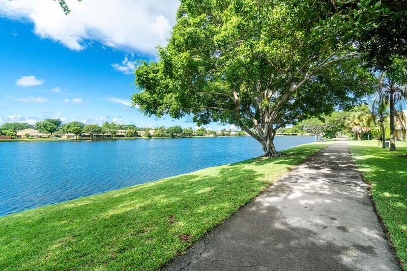 COUNTRY LAKE - Residential