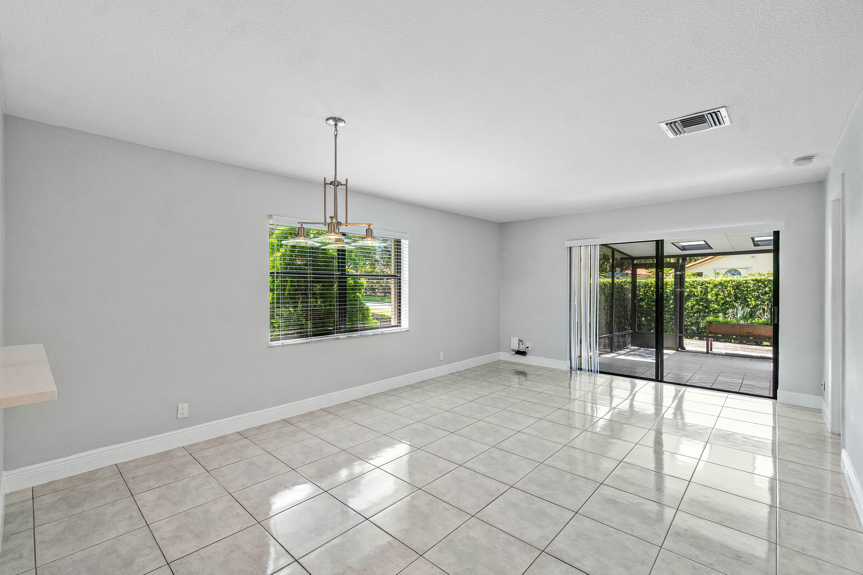 COUNTRY LAKE - Residential
