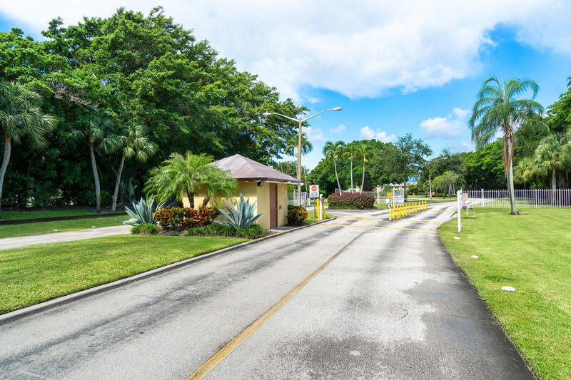 COUNTRY LAKE - Residential