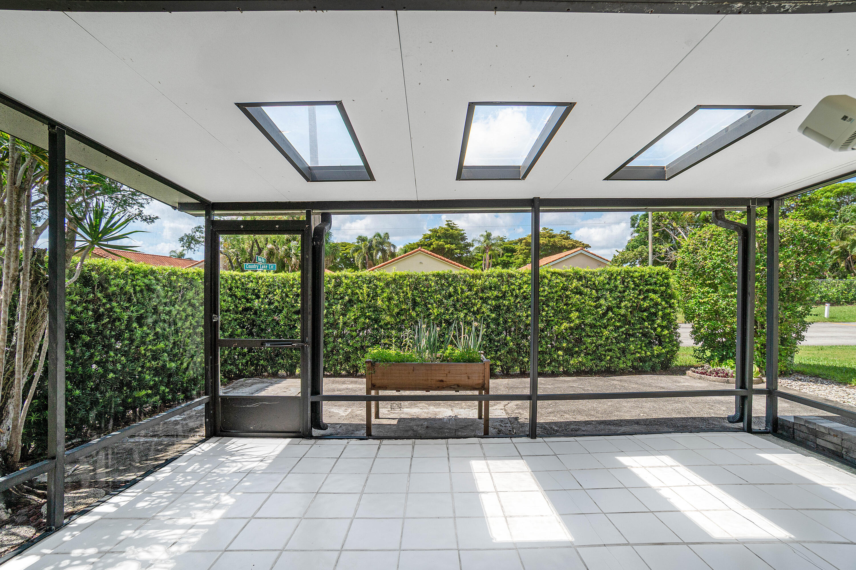 COUNTRY LAKE - Residential