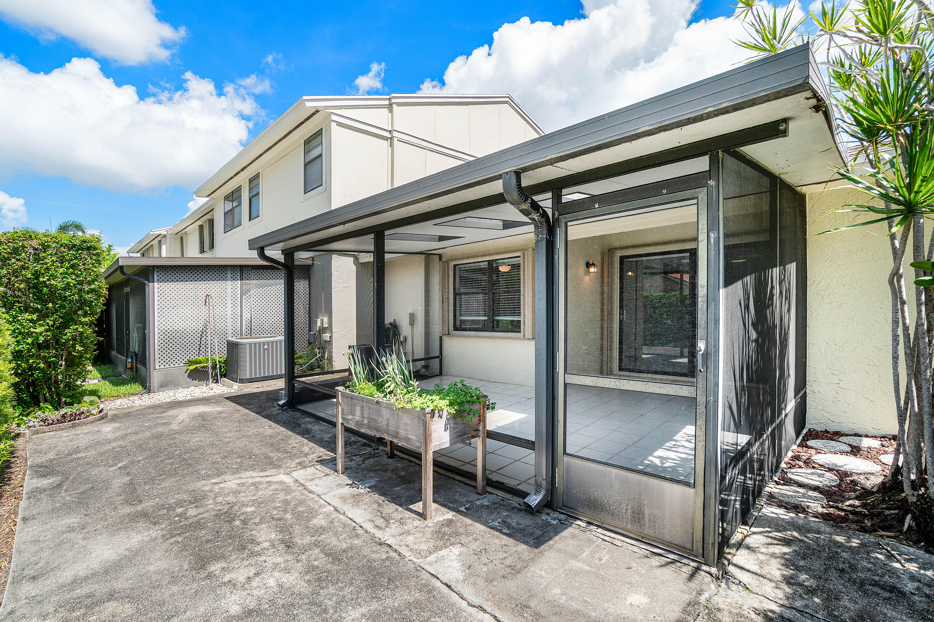 COUNTRY LAKE - Residential