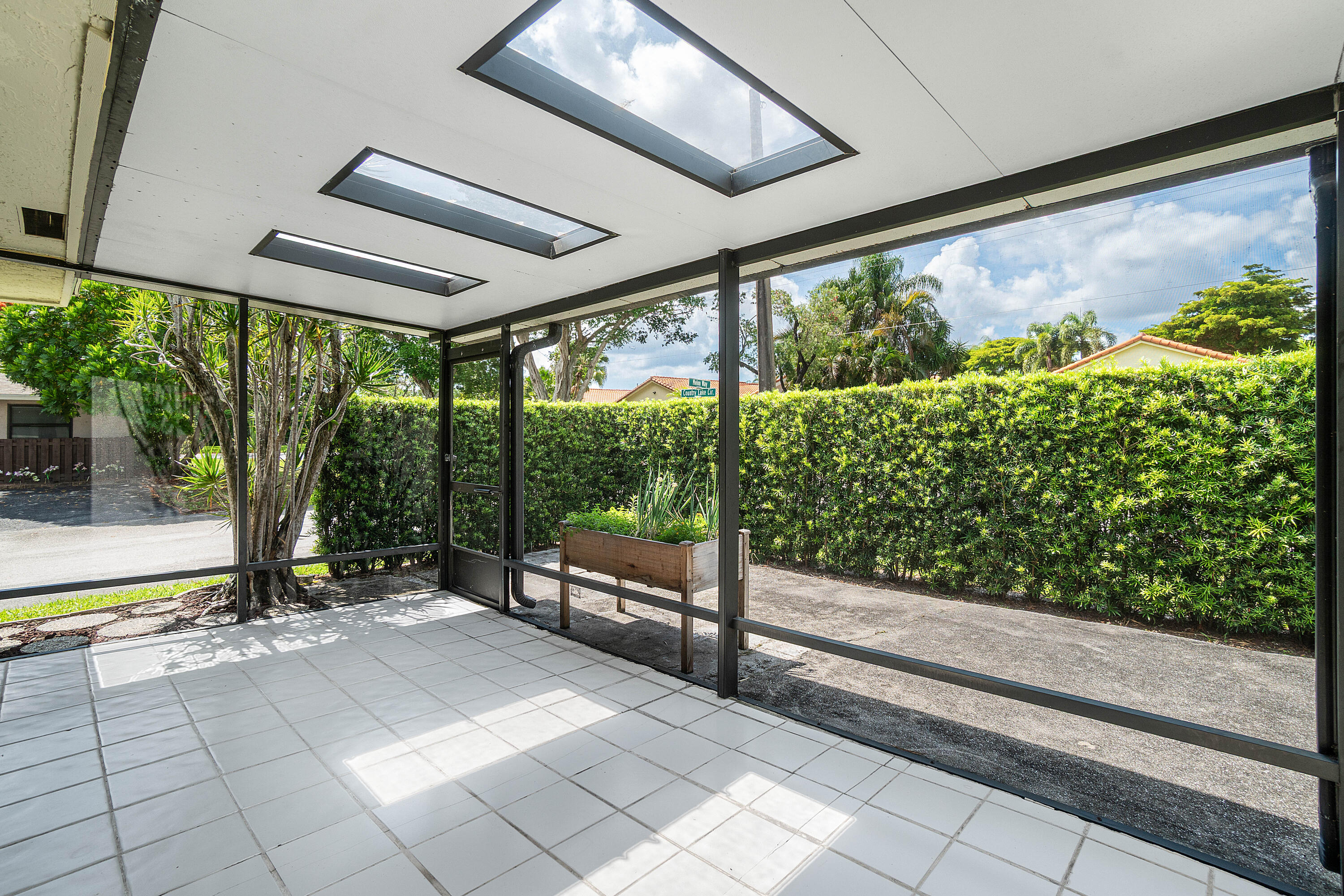COUNTRY LAKE - Residential