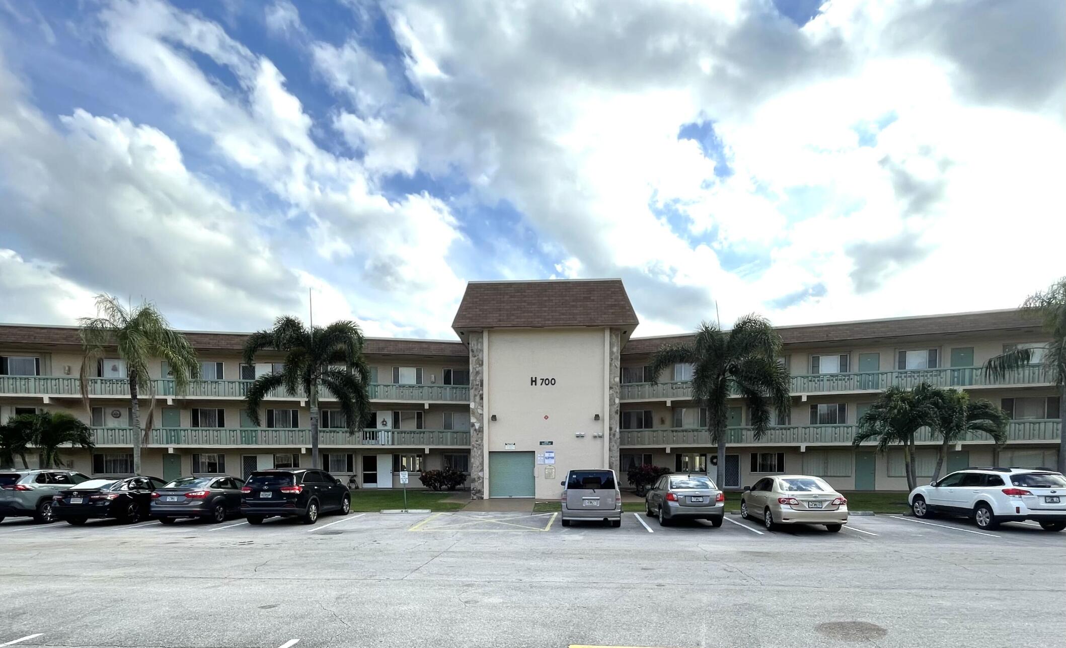 Unique opportunity and a spectacular apartment in a senior living community. 1 bedroom and 1.5 bathrooms. Completely remodeled. Move-in ready and conveniently located near many amenities. Ideal for permanent residence or a winter getaway. Welcome home!