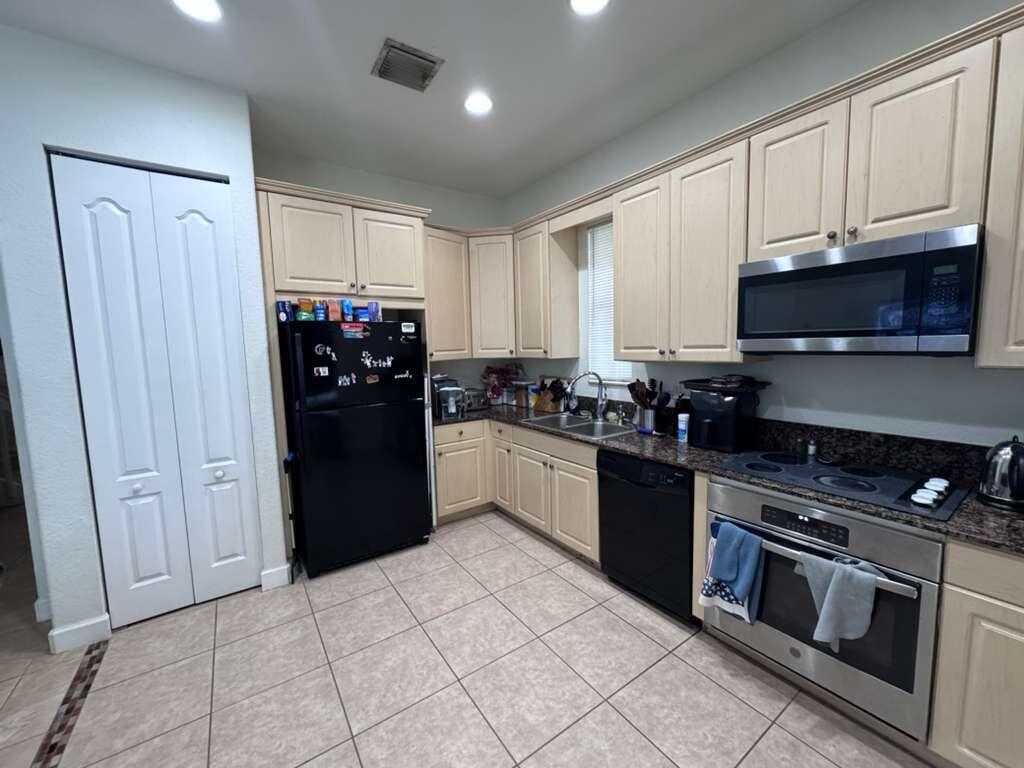 VENTURA GREENS AT EMERALD DUNES CONDO - Residential Lease