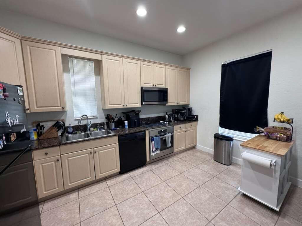 VENTURA GREENS AT EMERALD DUNES CONDO - Residential Lease