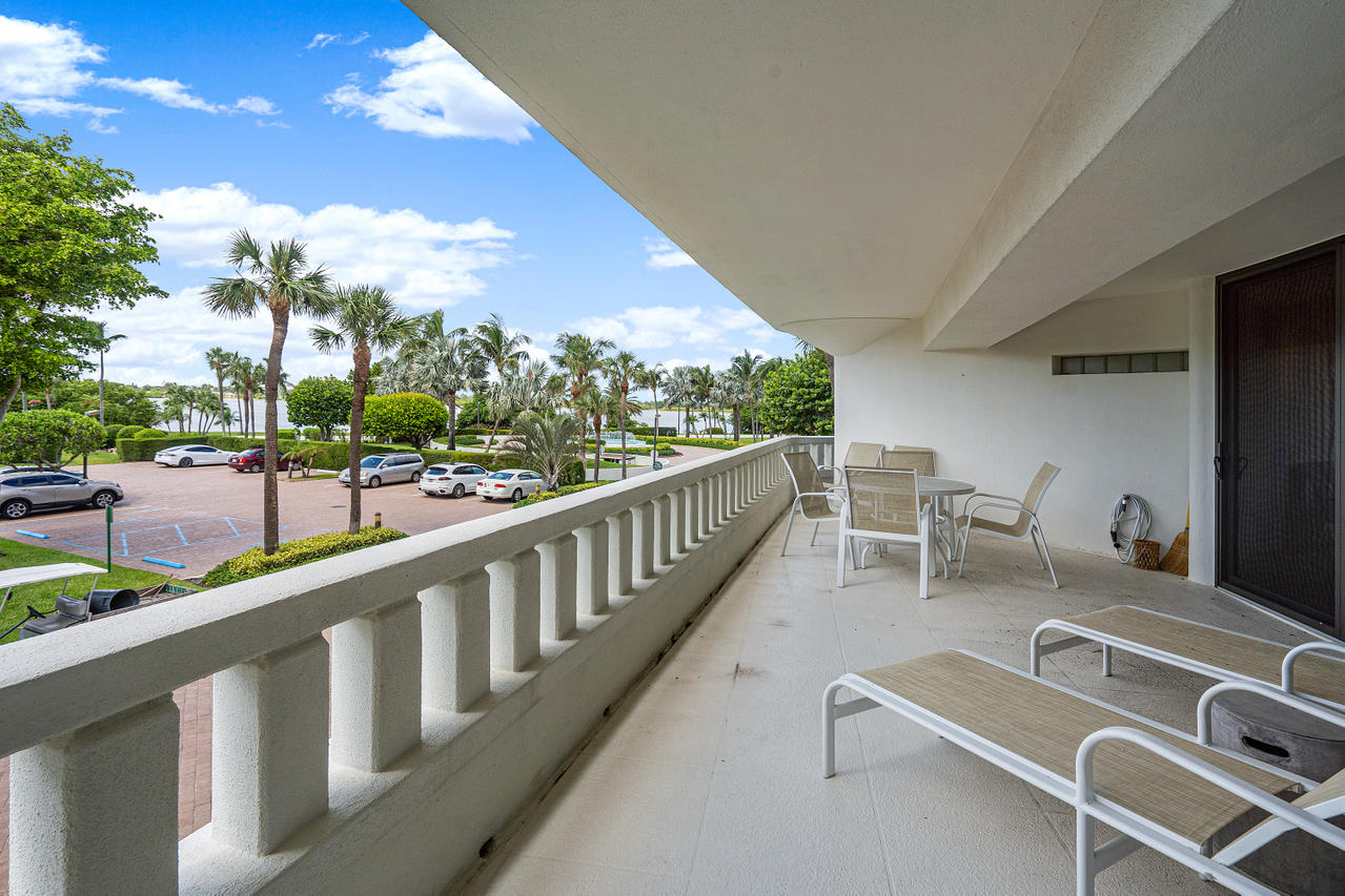 BEACH POINT COND DECL FILED 5-31-79 - Residential