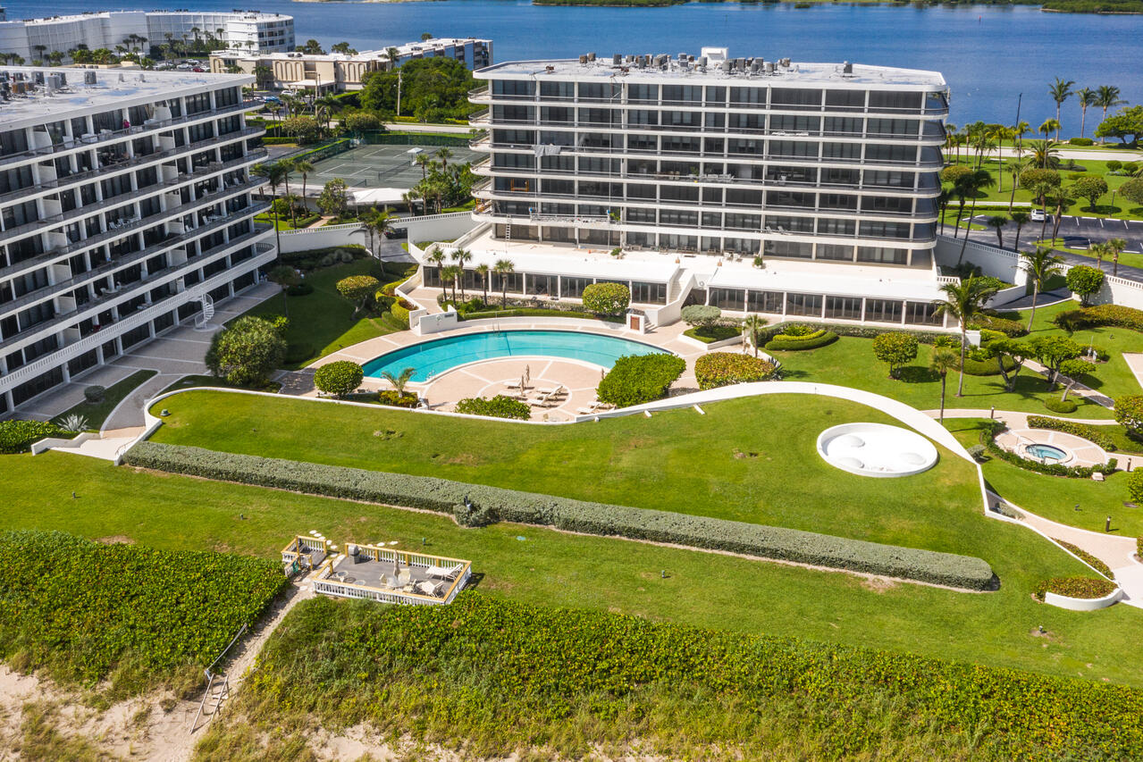 BEACH POINT COND DECL FILED 5-31-79 - Residential