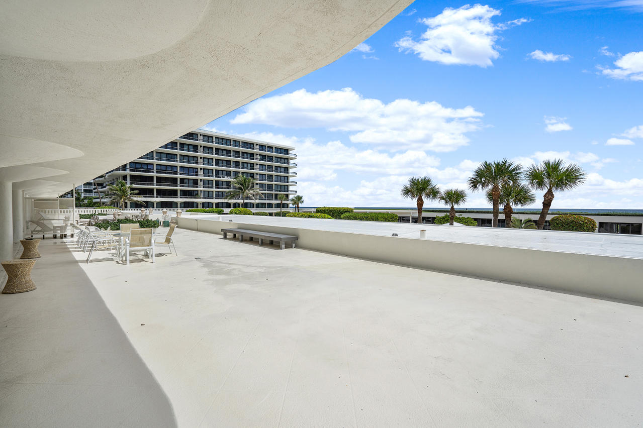 BEACH POINT COND DECL FILED 5-31-79 - Residential