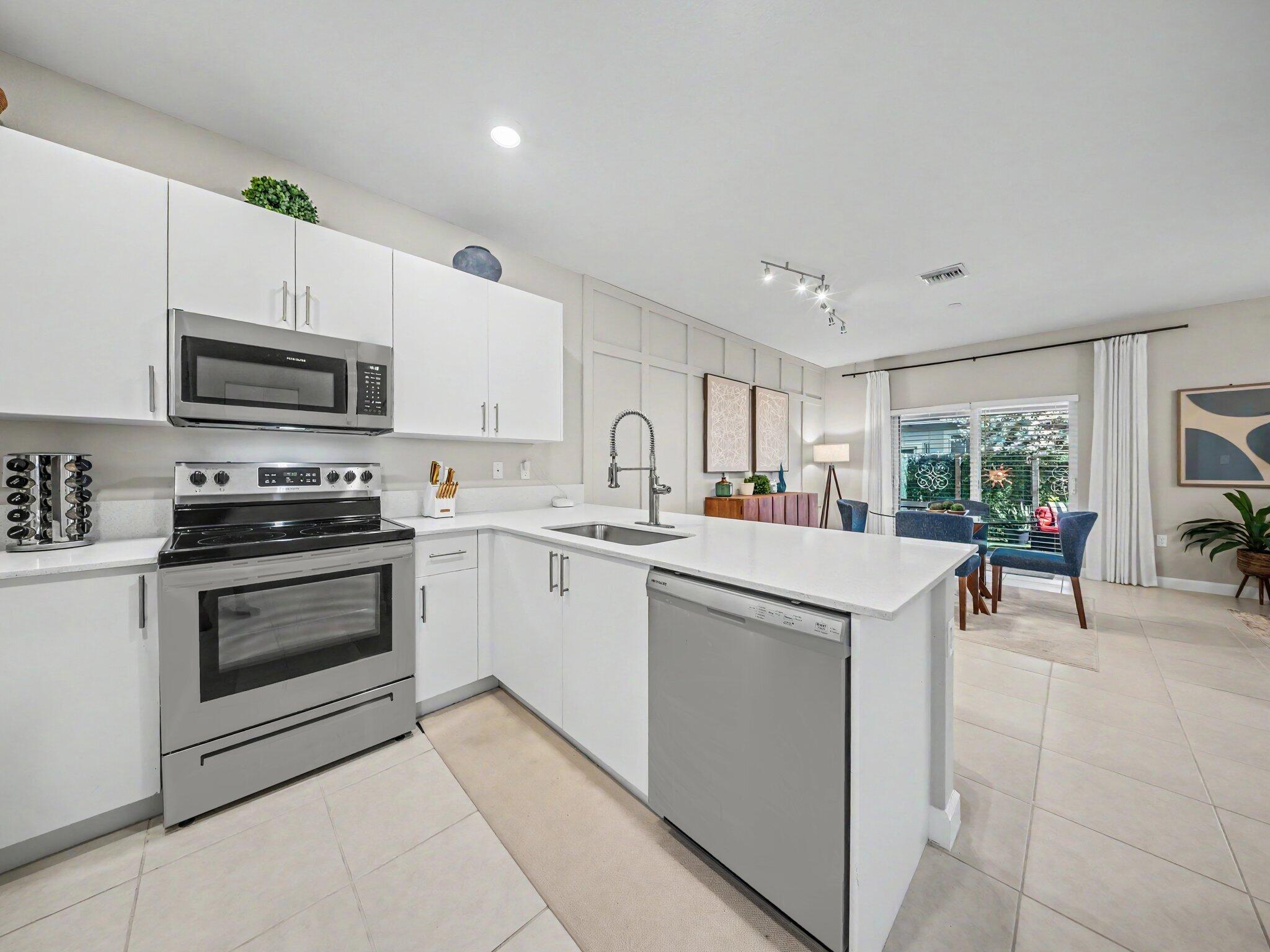WYNDHAM LAKES PLAZA - Residential