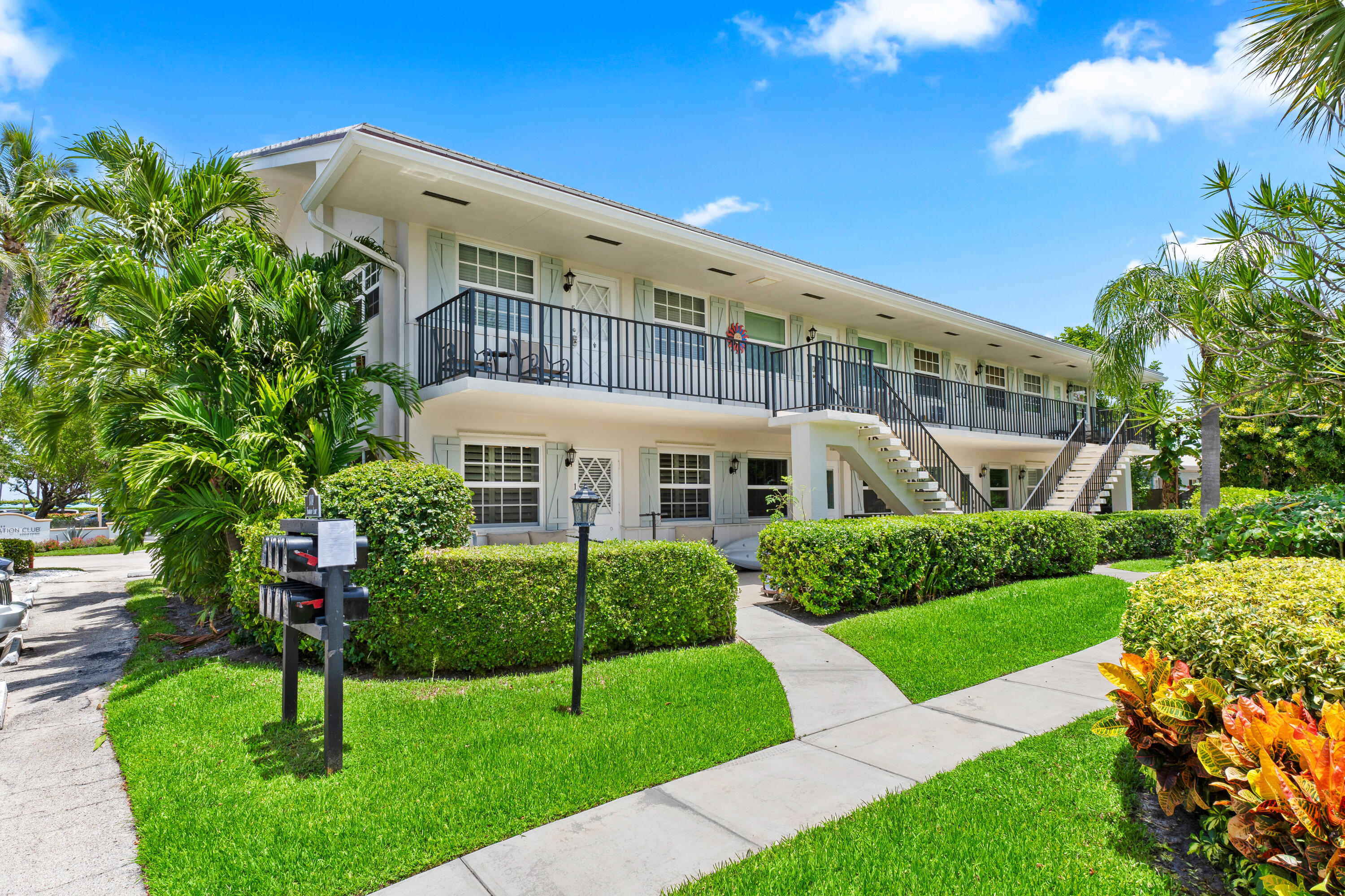 BEACH HOUSE CONDO - Residential