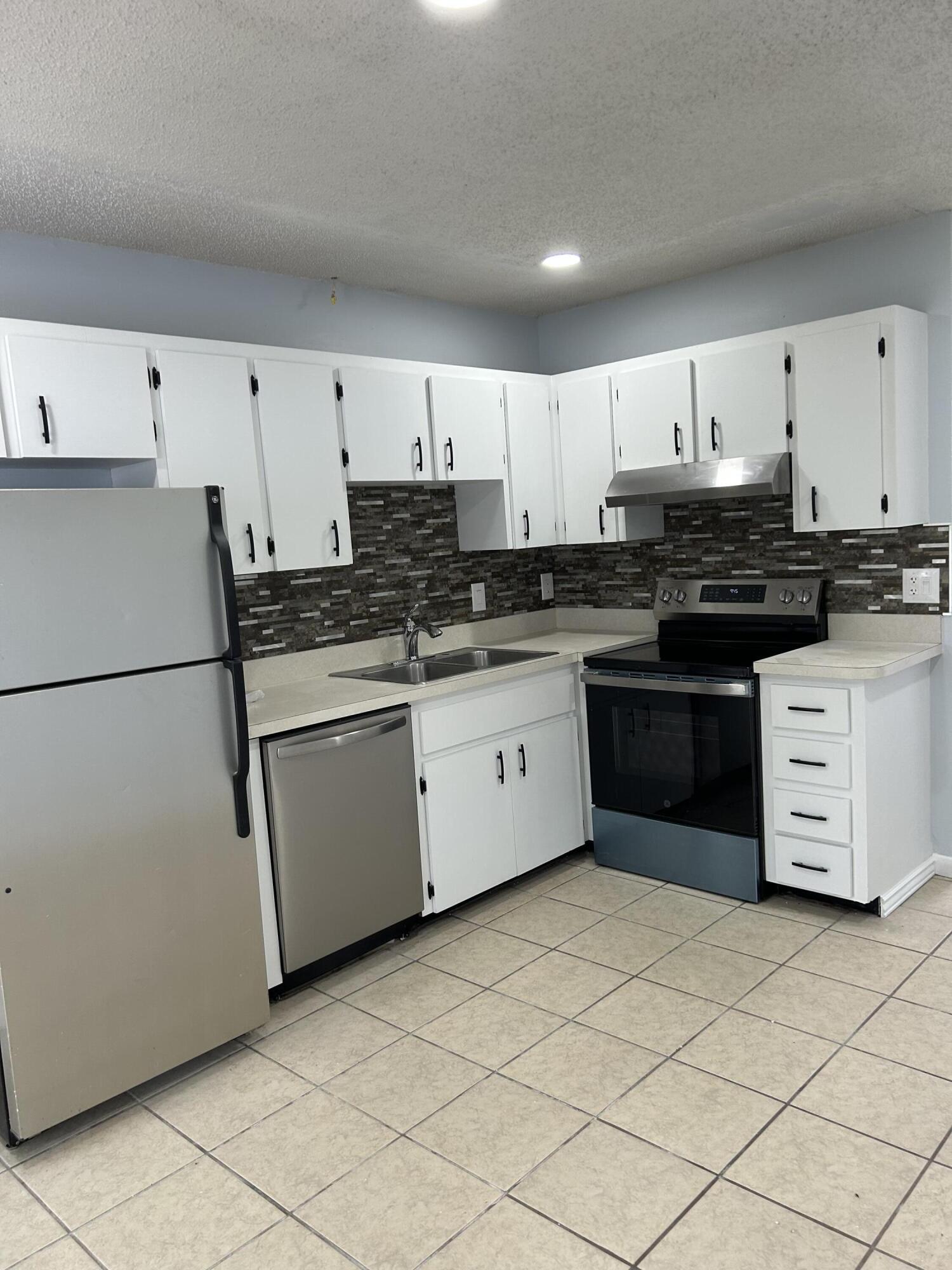 EASTRIDGE ESTATES - Residential Lease