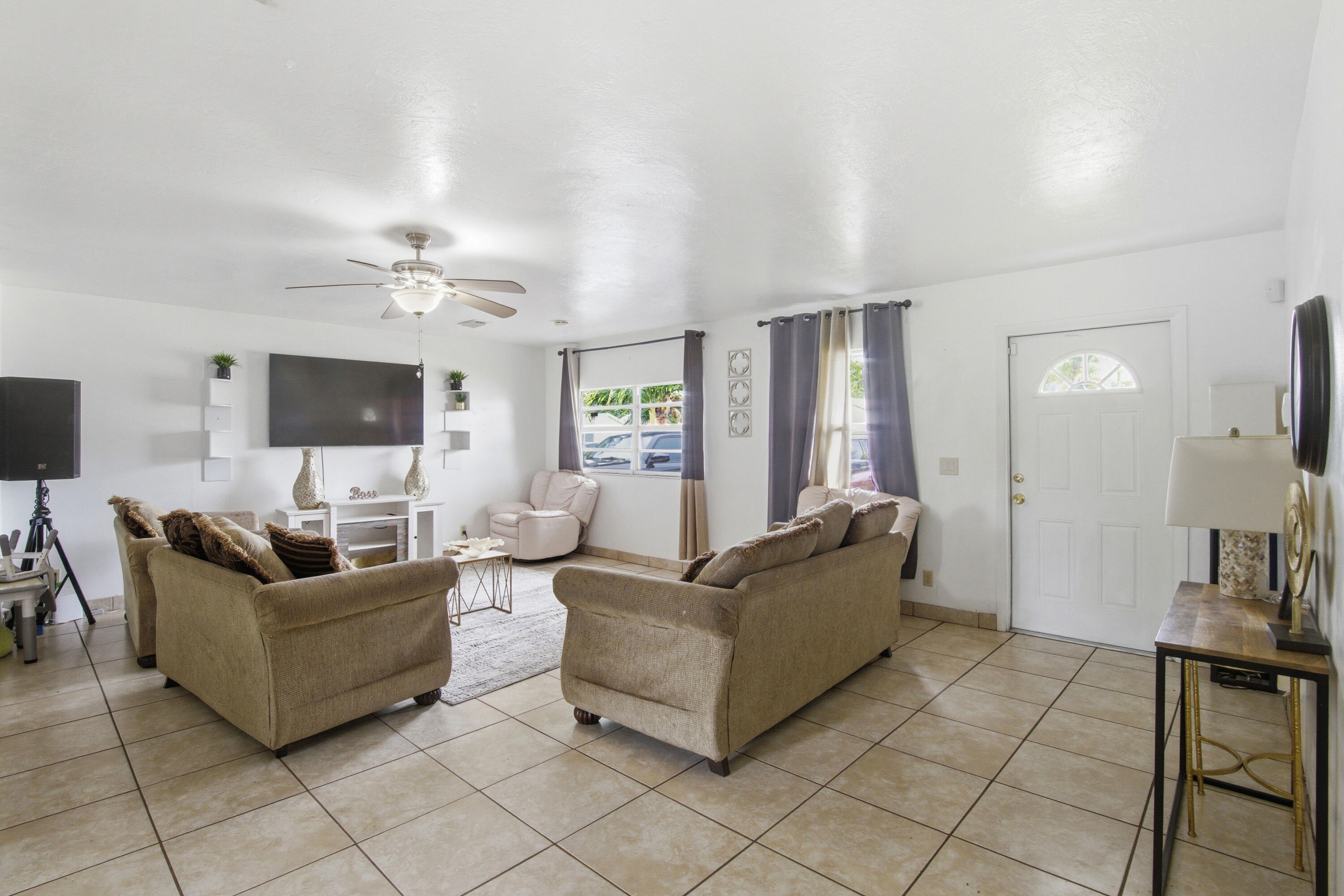 NORTH LAUDERDALE VILLAGE SEC 1 74-22 B LOT 33 BLK - Residential