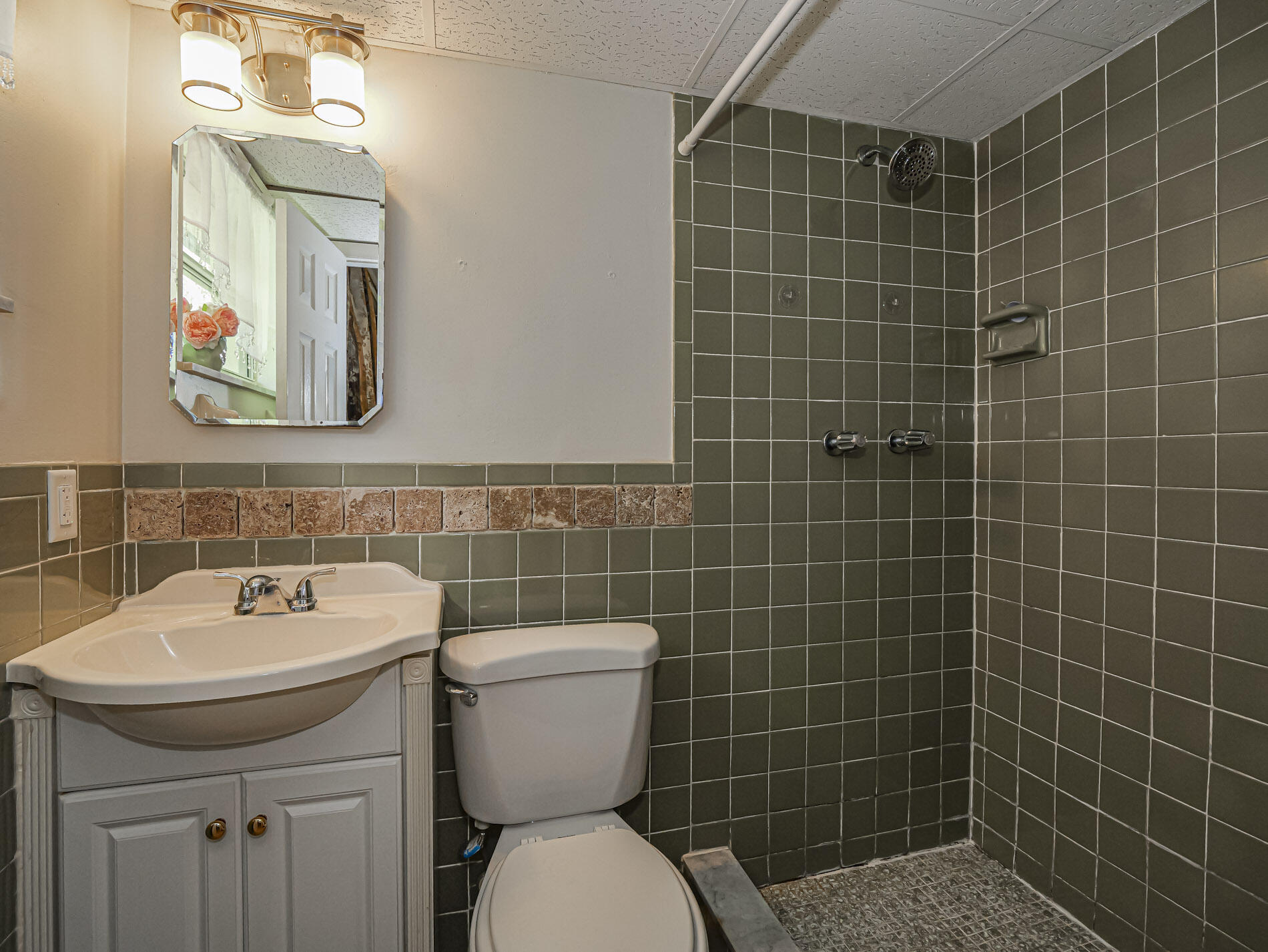 SHADOWLAWN CONDO - Residential Lease