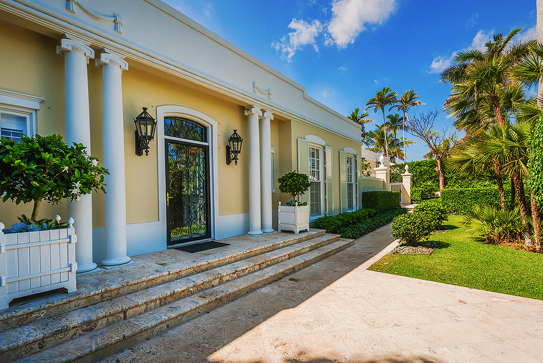 A perfectly exquisite Henry Harding Regency on high elevation close to town with grand scale space, majestic gardens and a covered terrace for poolside entertaining. Rooms flow graciously and all are imbued with natural light. The residence has an entry foyer, four ensuite bedrooms, powder room, dining room, great room with fireplace and Florida room with wet bar. Amenities include a well designed butler's pantry, superb kitchen with four Thermador ovens and SubZero, Miele laundry room, gardener's bath, storage room and 2 car garage. This is single story living at its finest!