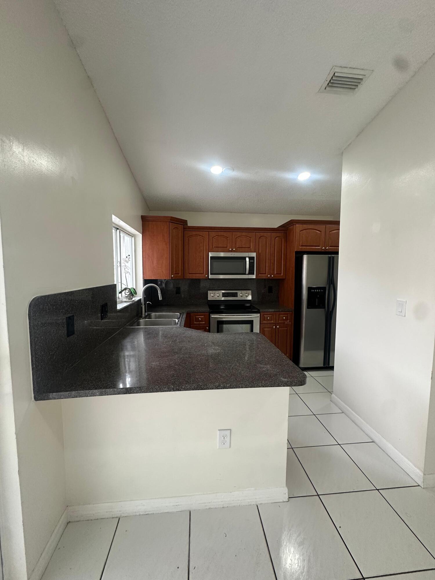 LOS PALACIOS I CONDO - Residential Lease