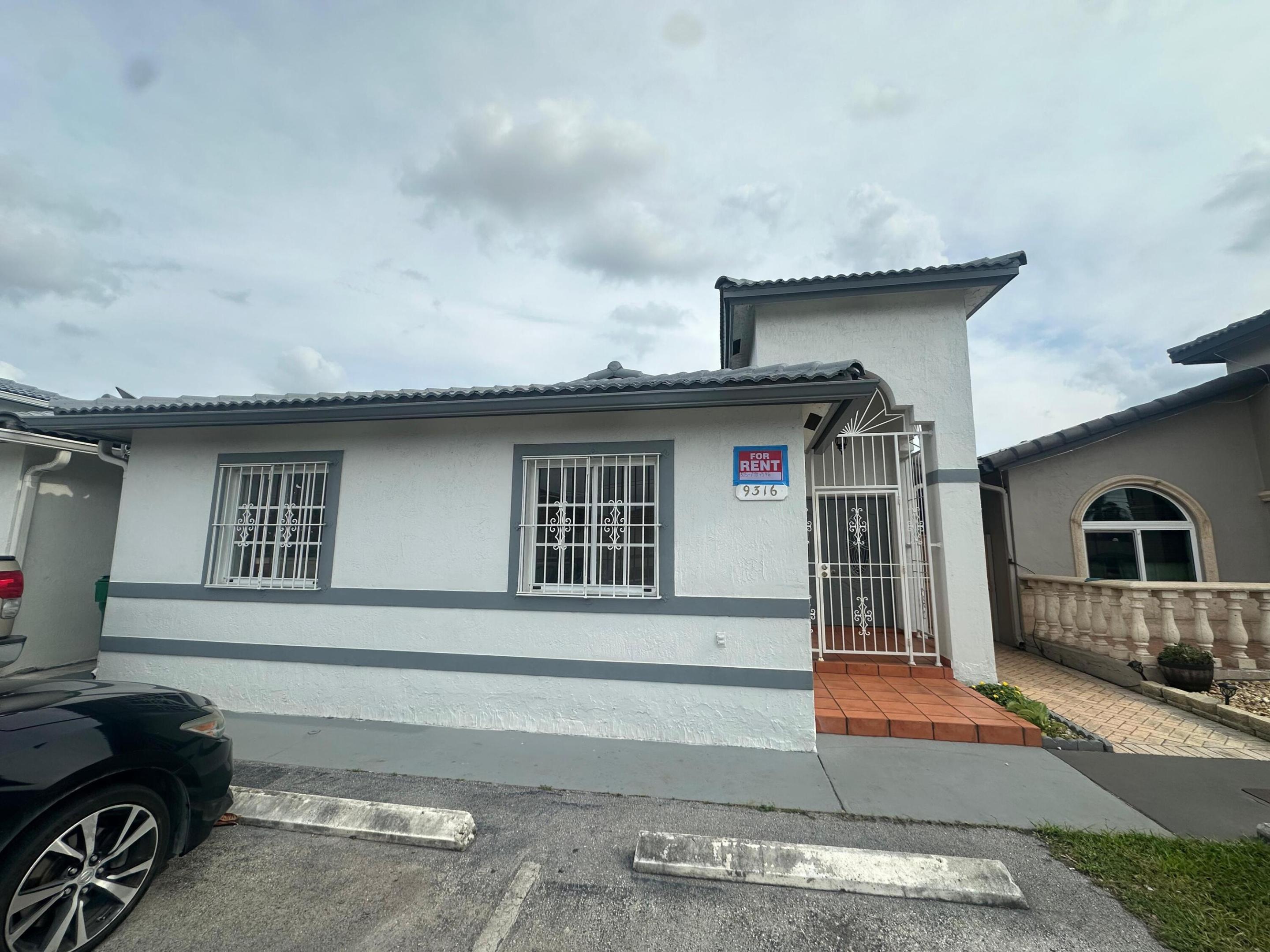 LOS PALACIOS I CONDO - Residential Lease