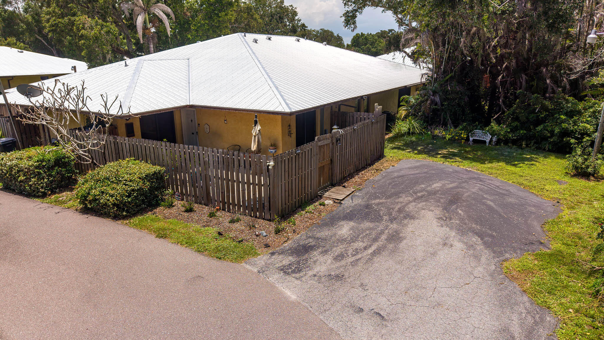 OAK LAKE VILLAS - Residential