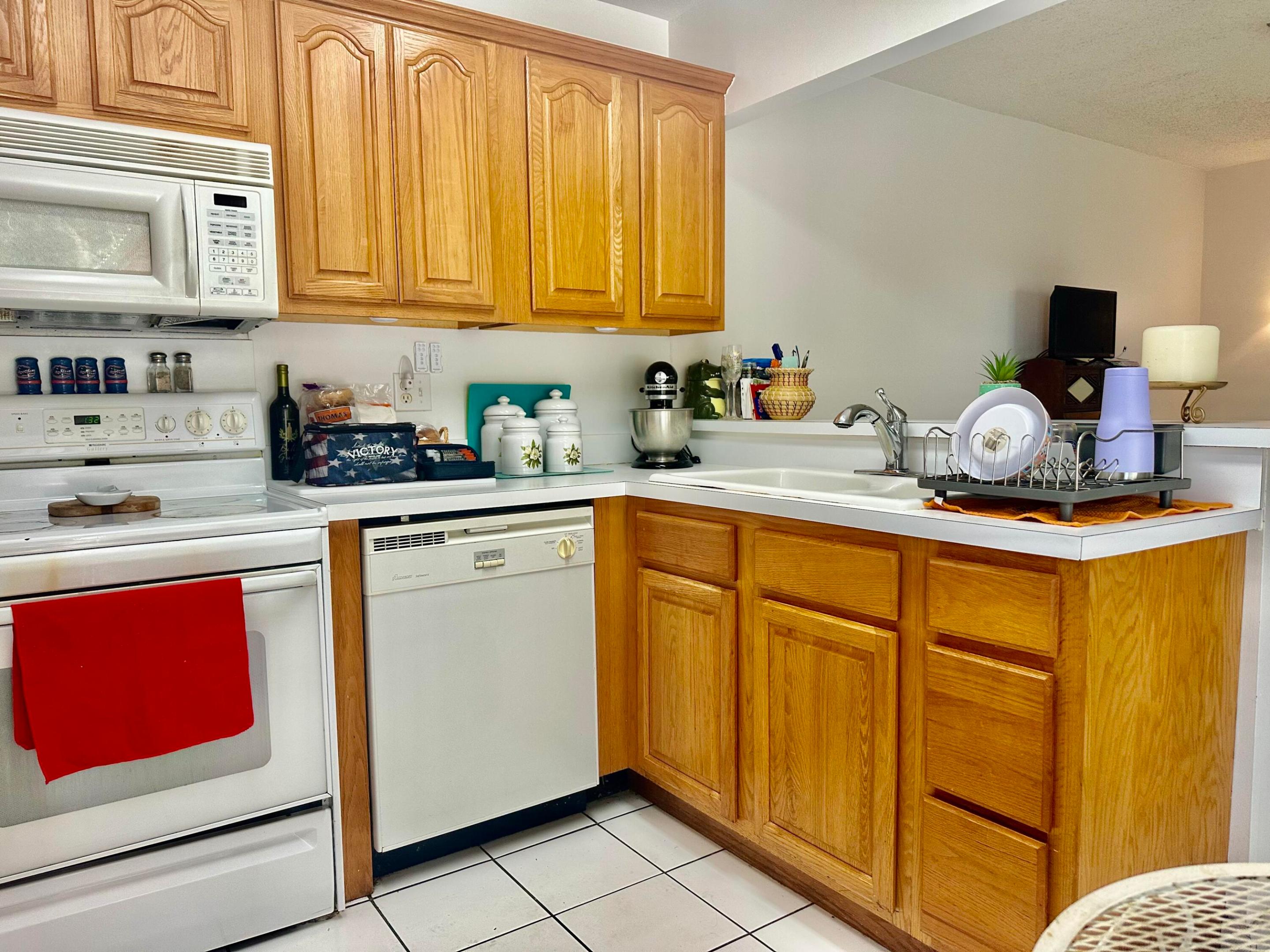 OAK LAKE VILLAS - Residential