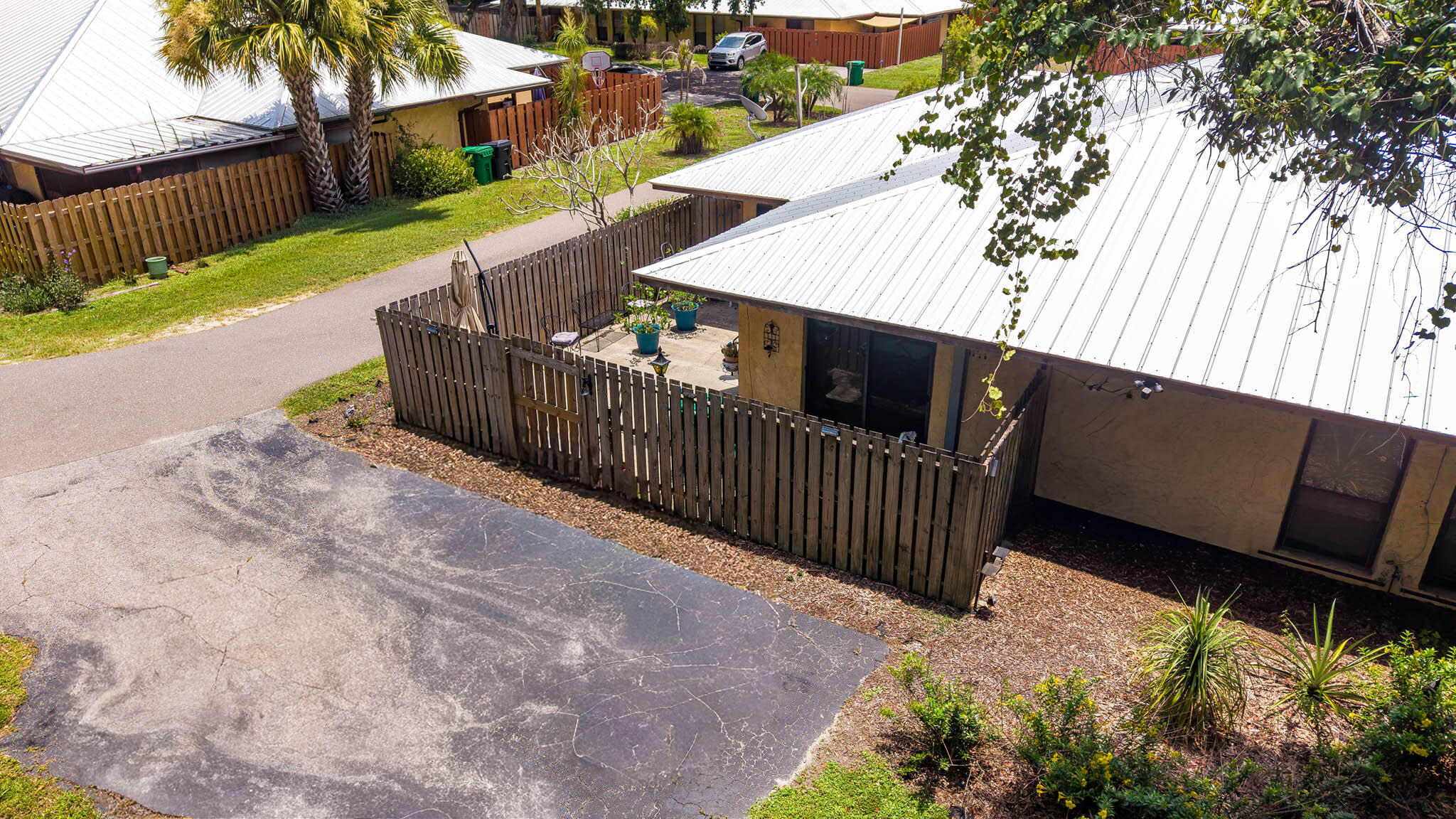 OAK LAKE VILLAS - Residential