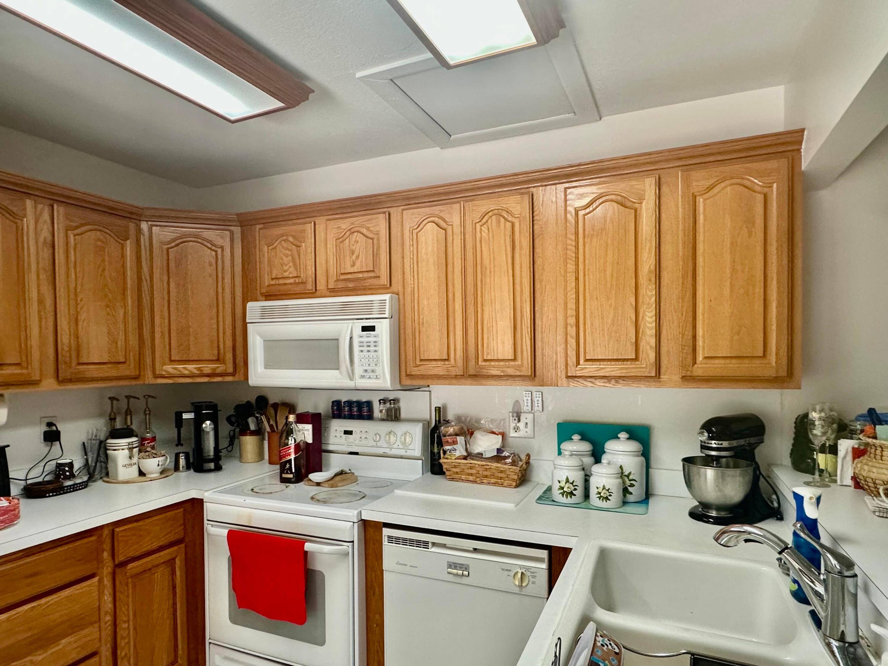 OAK LAKE VILLAS - Residential