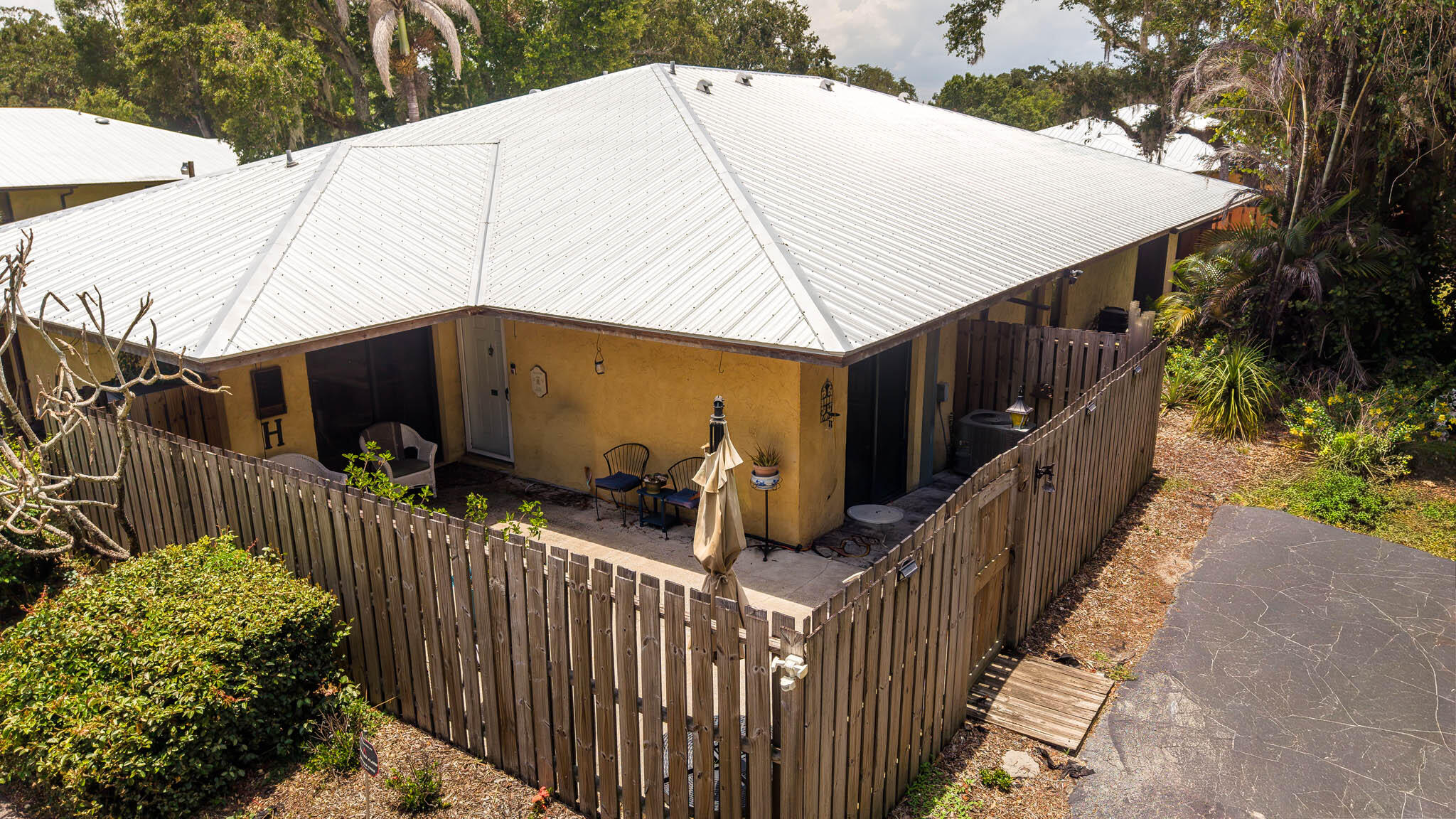 OAK LAKE VILLAS - Residential