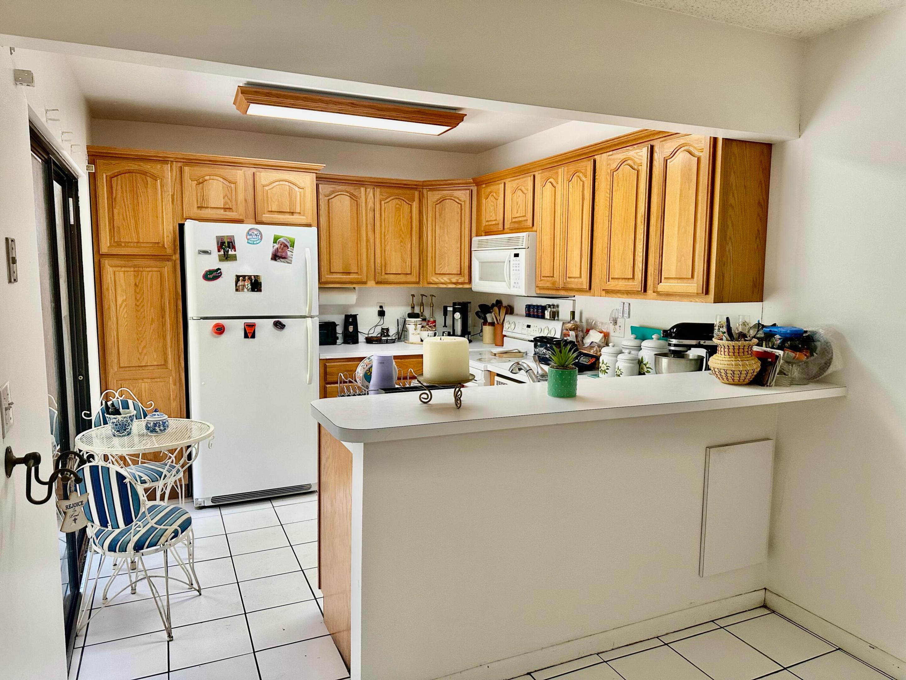 OAK LAKE VILLAS - Residential