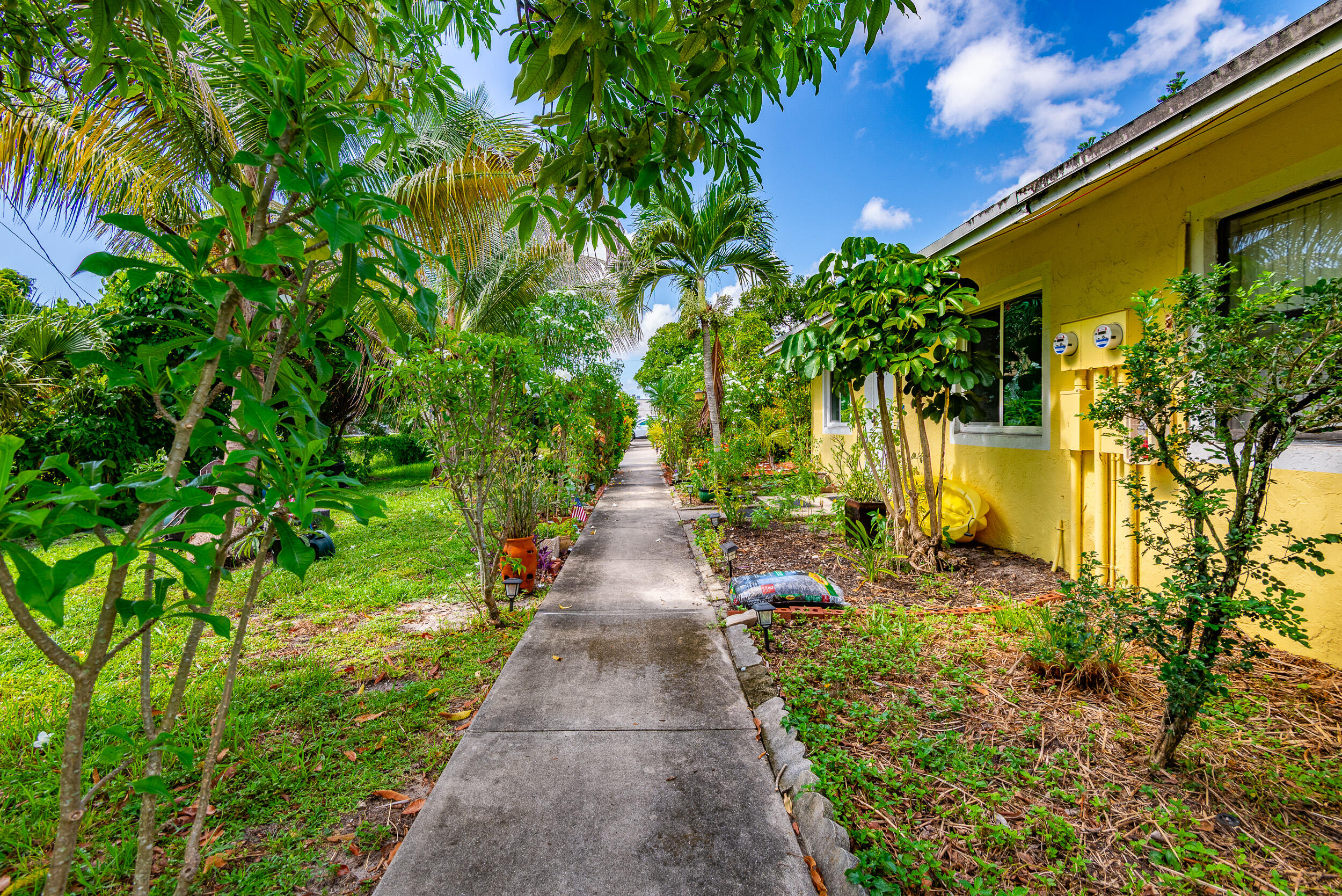 HOLLYWOOD LITTLE RANCHES - Residential