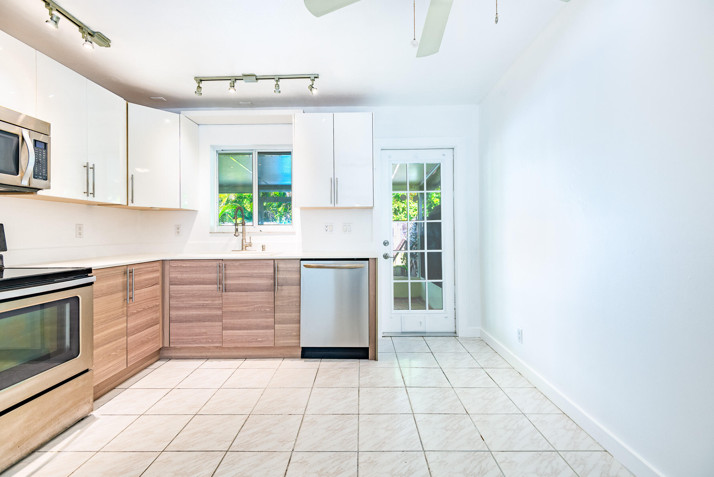 HOLLYWOOD LITTLE RANCHES - Residential