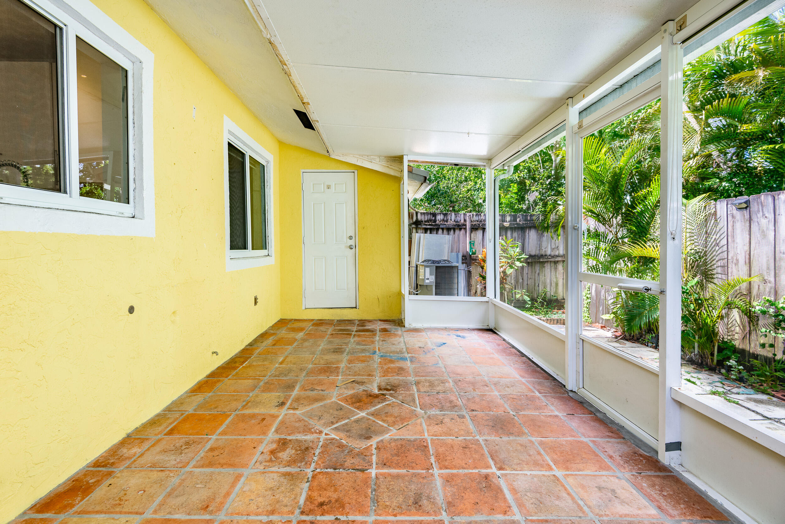 HOLLYWOOD LITTLE RANCHES - Residential