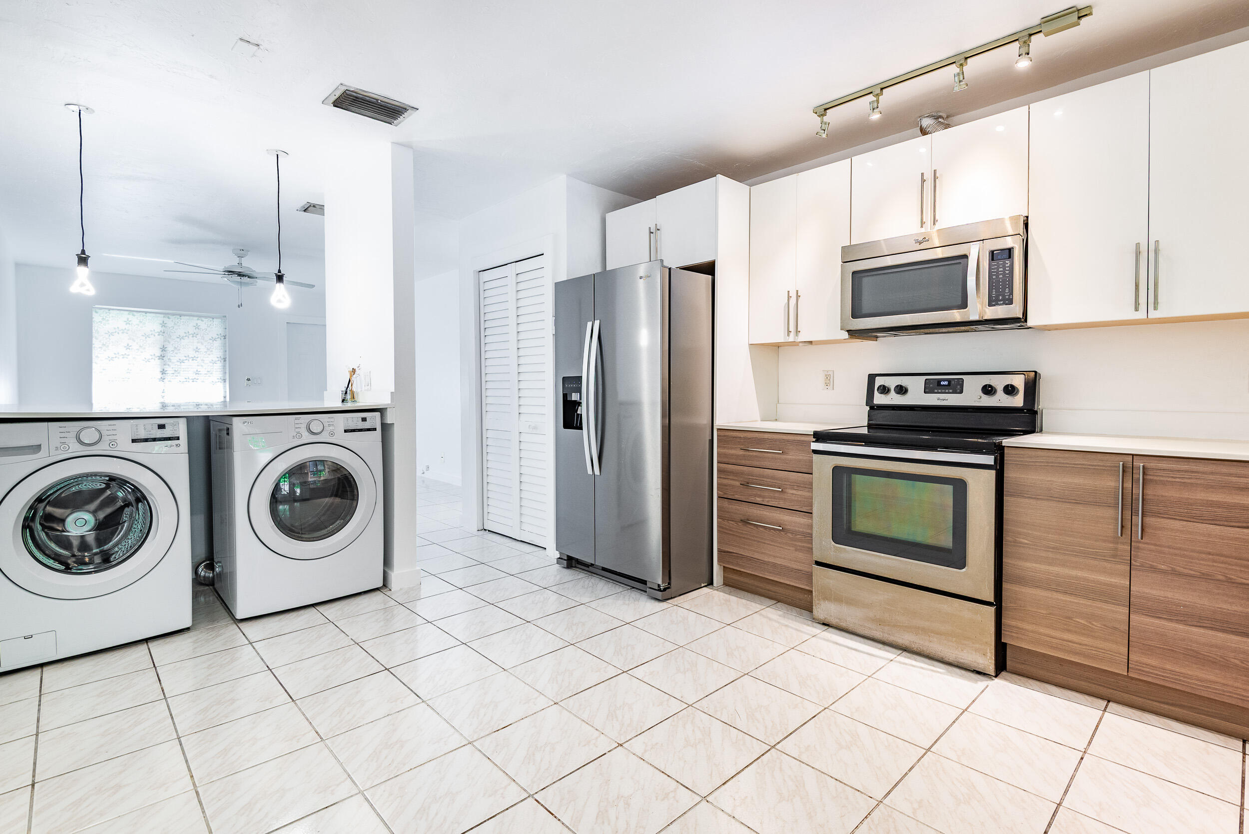 HOLLYWOOD LITTLE RANCHES - Residential