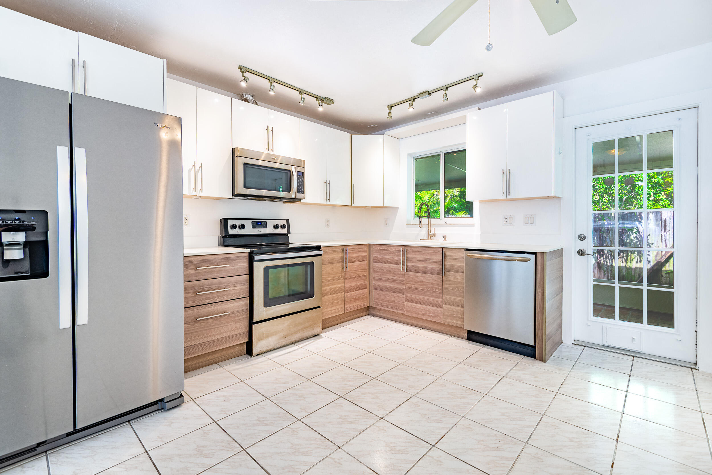 HOLLYWOOD LITTLE RANCHES - Residential