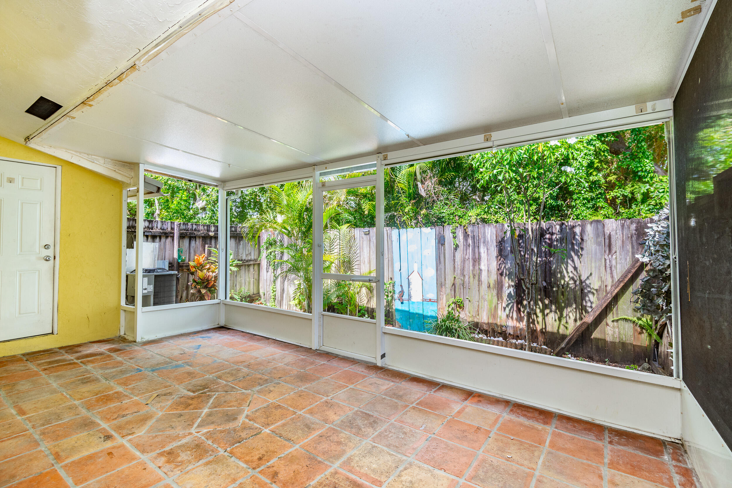 HOLLYWOOD LITTLE RANCHES - Residential