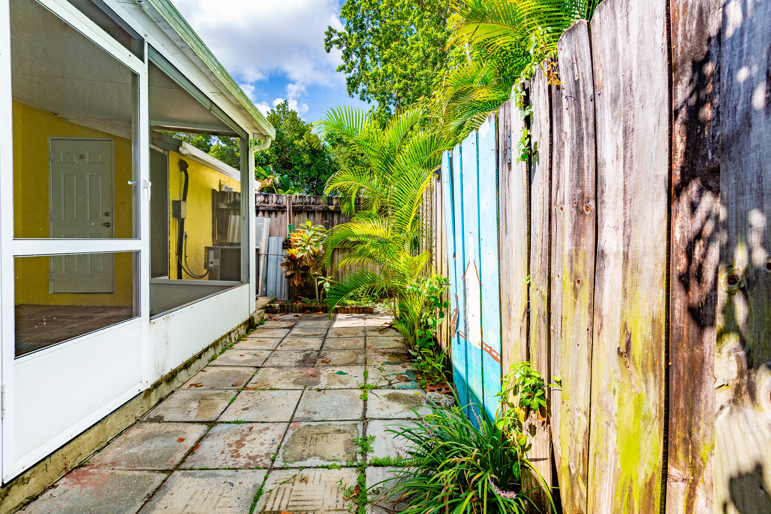 HOLLYWOOD LITTLE RANCHES - Residential