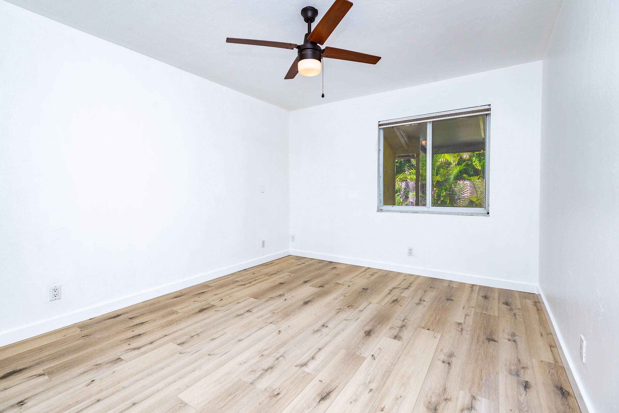 HOLLYWOOD LITTLE RANCHES - Residential