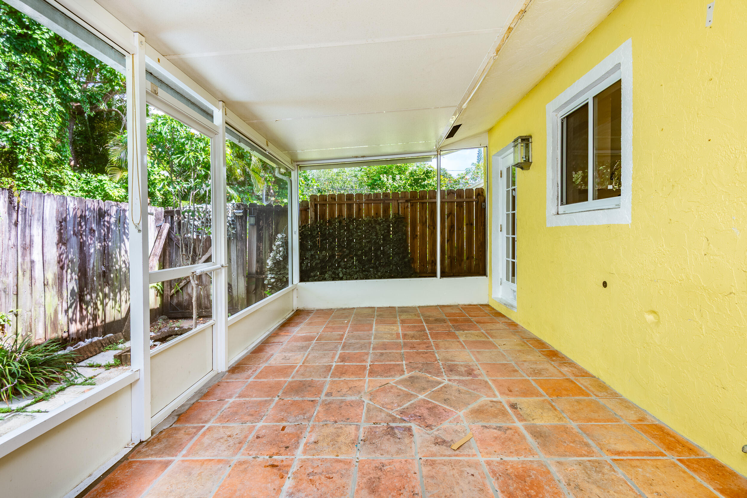 HOLLYWOOD LITTLE RANCHES - Residential