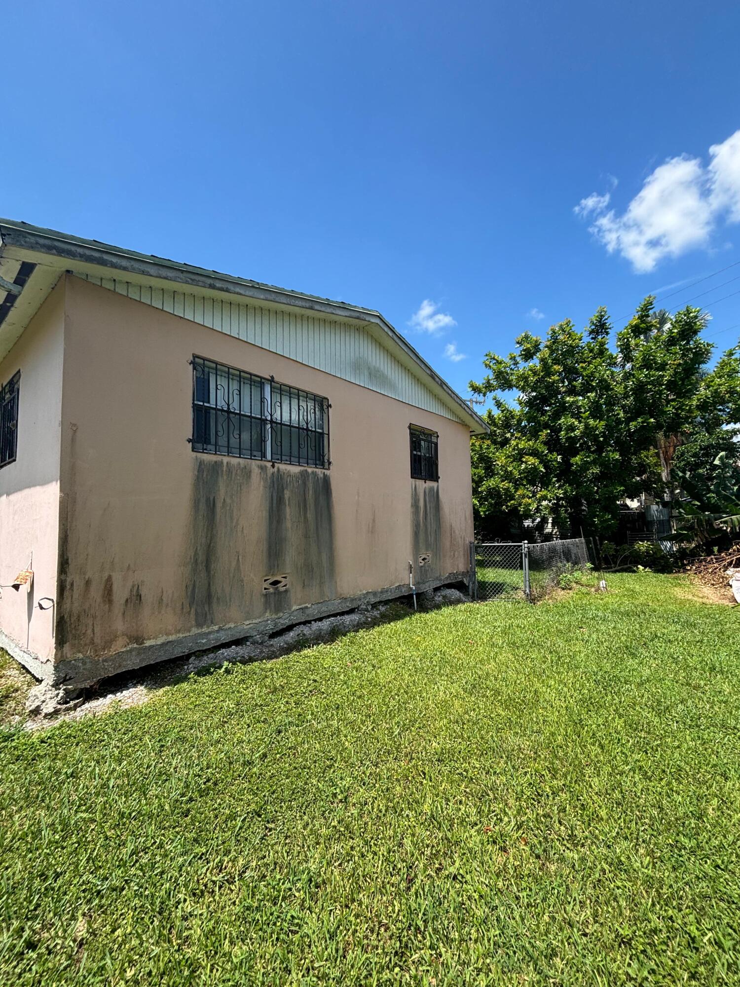 HOLLOWAY ADDN TO BELLE GLADE - Residential