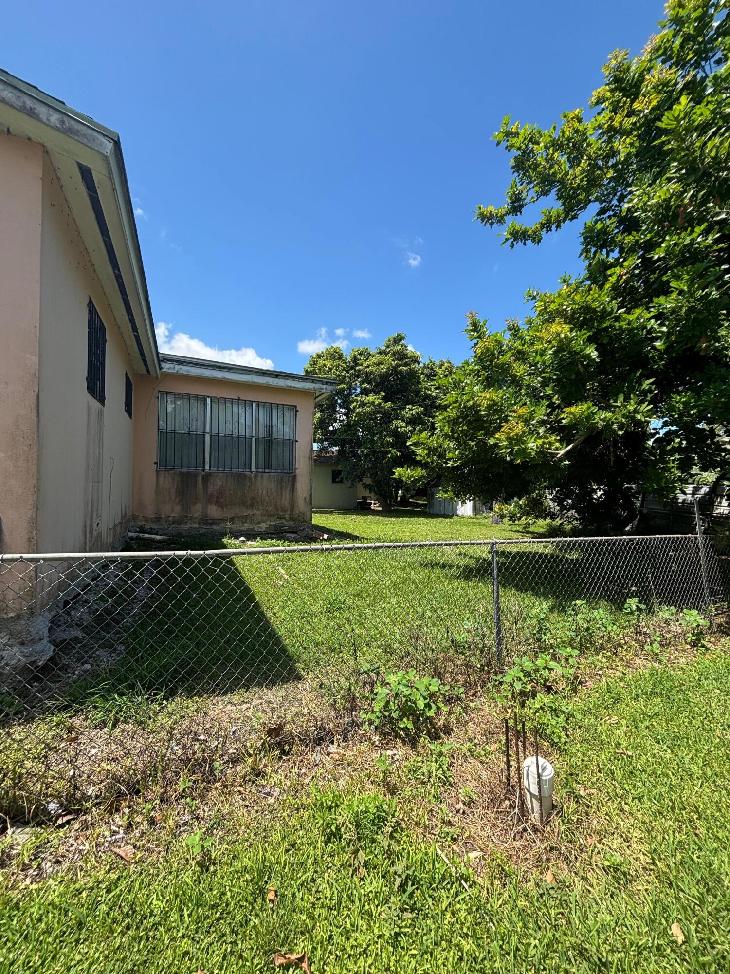 HOLLOWAY ADDN TO BELLE GLADE - Residential