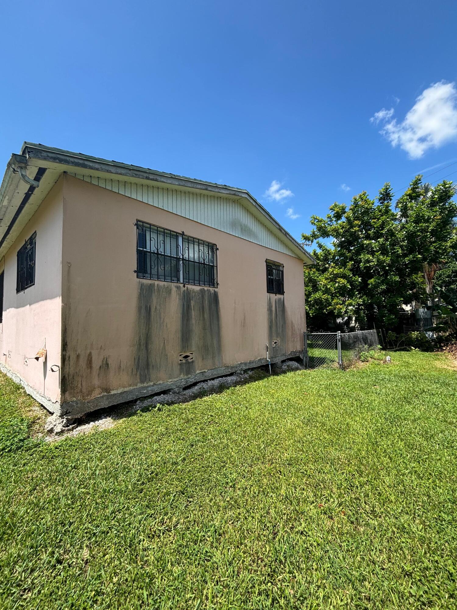 HOLLOWAY ADDN TO BELLE GLADE - Residential