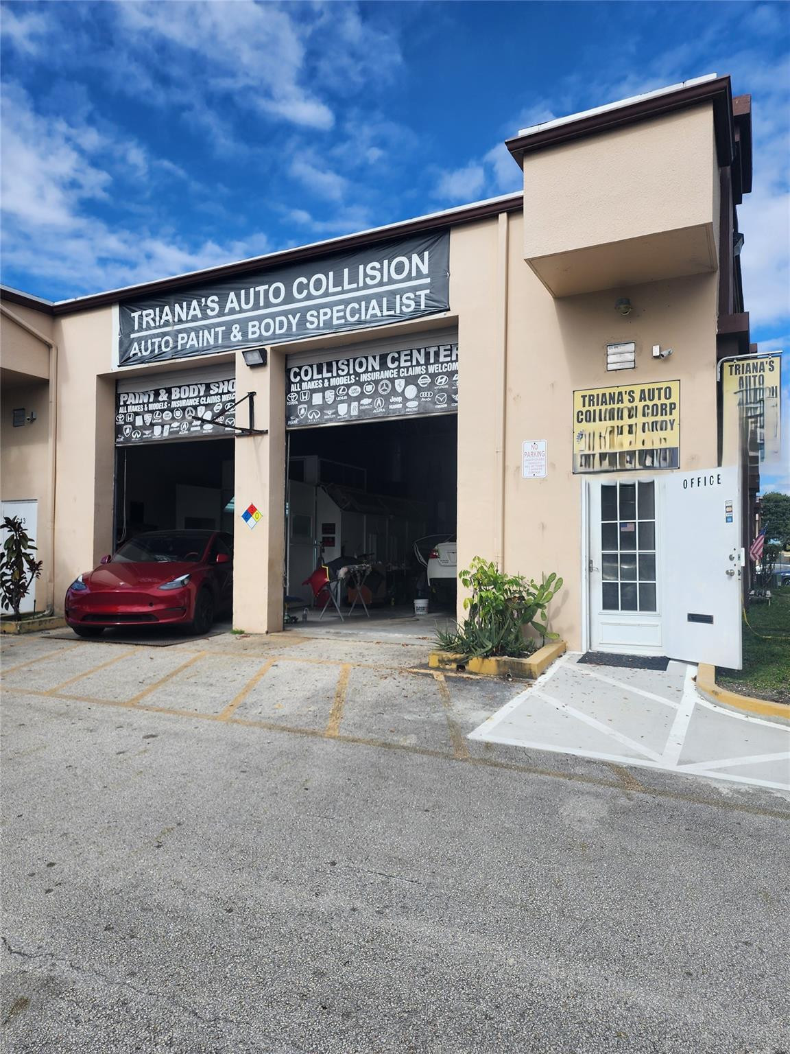 HUGE PRICE REDUCTION. GREAT OPPORTUNITY, This is a clear opportunity to own your Collision and painting shop in a great location, easy access to highways, 595 just less than 1 minute, same with the Turnpike, I-95 and main universities around. Great location, high visibility, over 30 years established, all equipment, tools, painting set-up and everything need it for success. Owner retiring, this business generates over $300,000 per year and with plenty of room for expansion, hiring new workers, adding a towing service and make over a million yearly, amazing opportunity. This business may qualify for an SBA loan with just 10% down, call listing agent. Lease was just renewed, just $3,500 for 2 bays, generous opportunity, and renewable for other 3-6-9-12 years. Call agent.