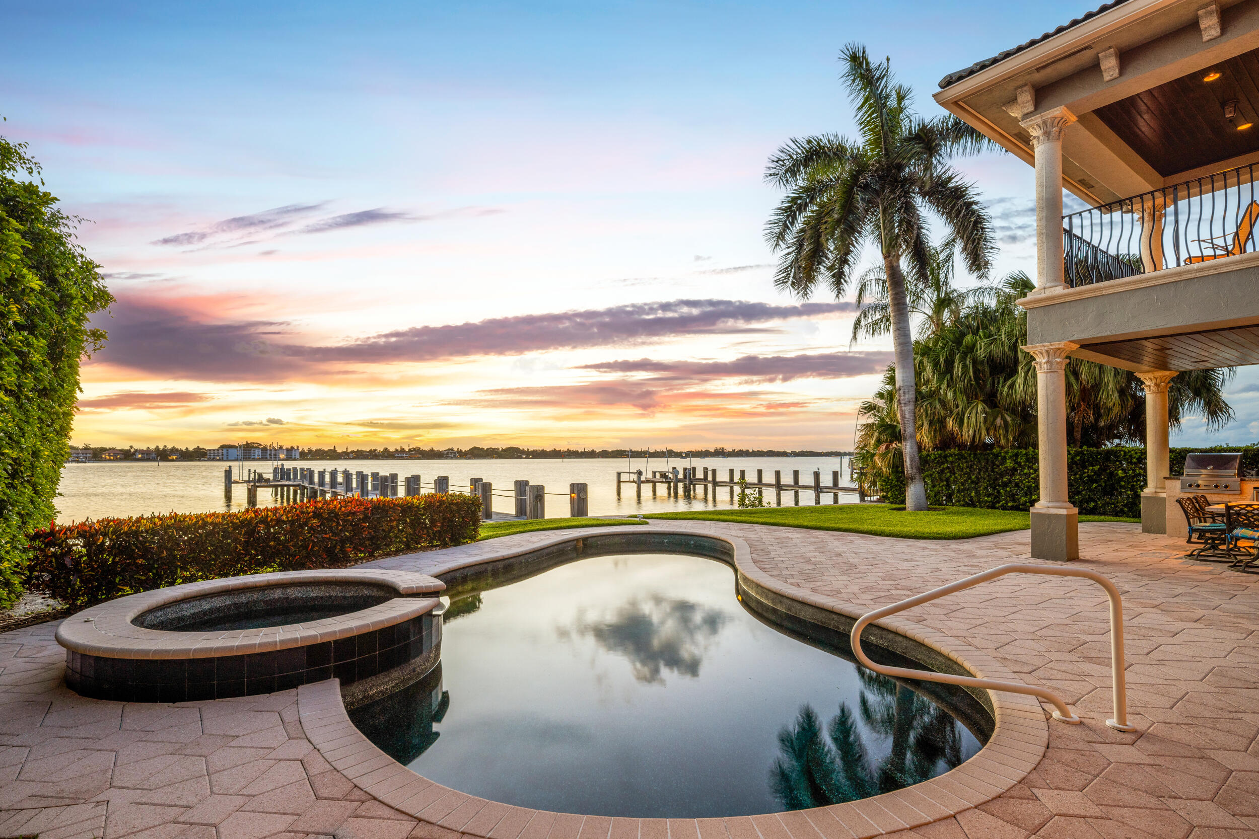 LAKE SHORES LANTANA - Residential