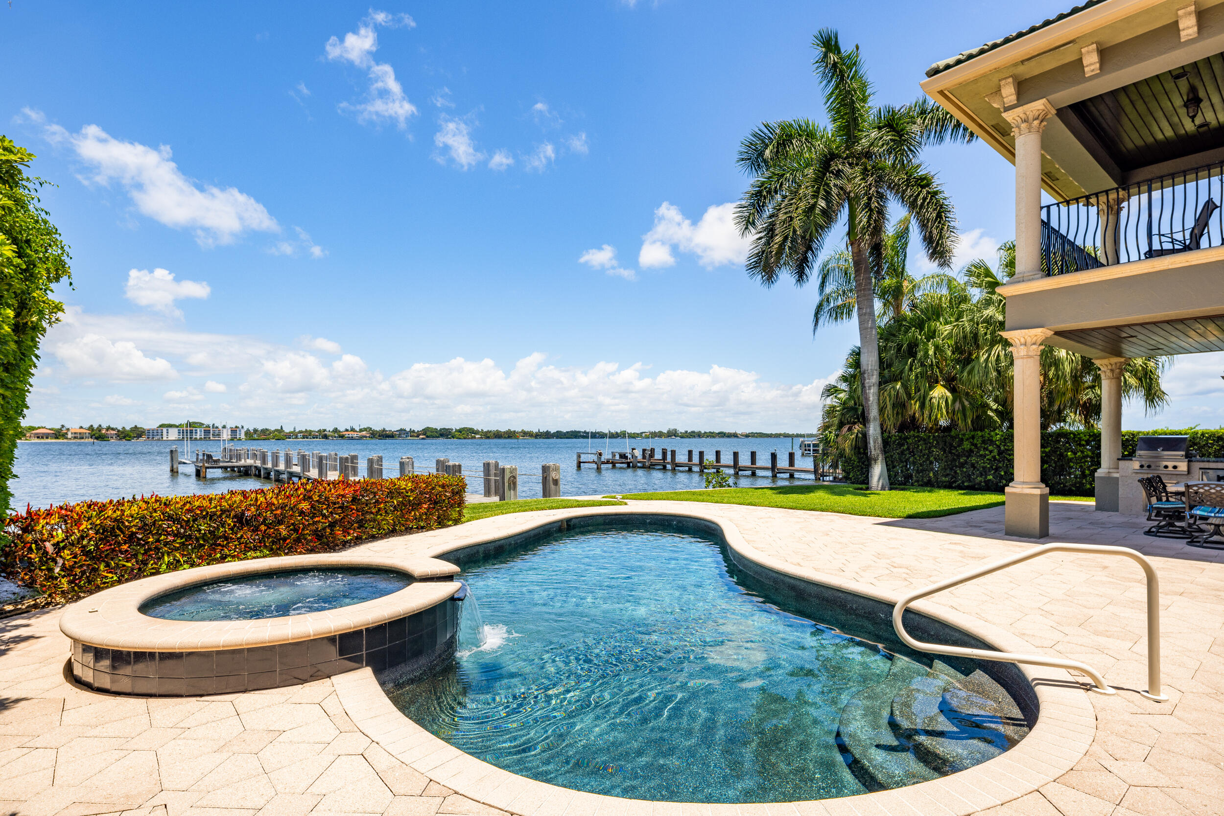 LAKE SHORES LANTANA - Residential