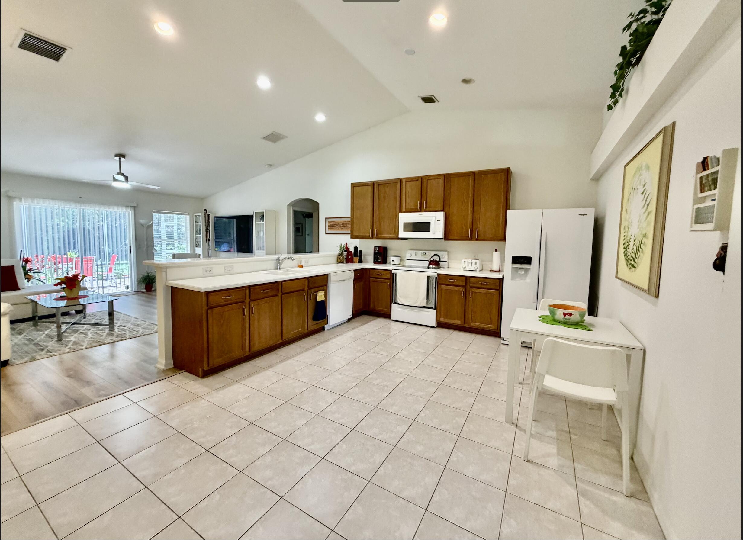 PALM LAKES GARDENS - Residential